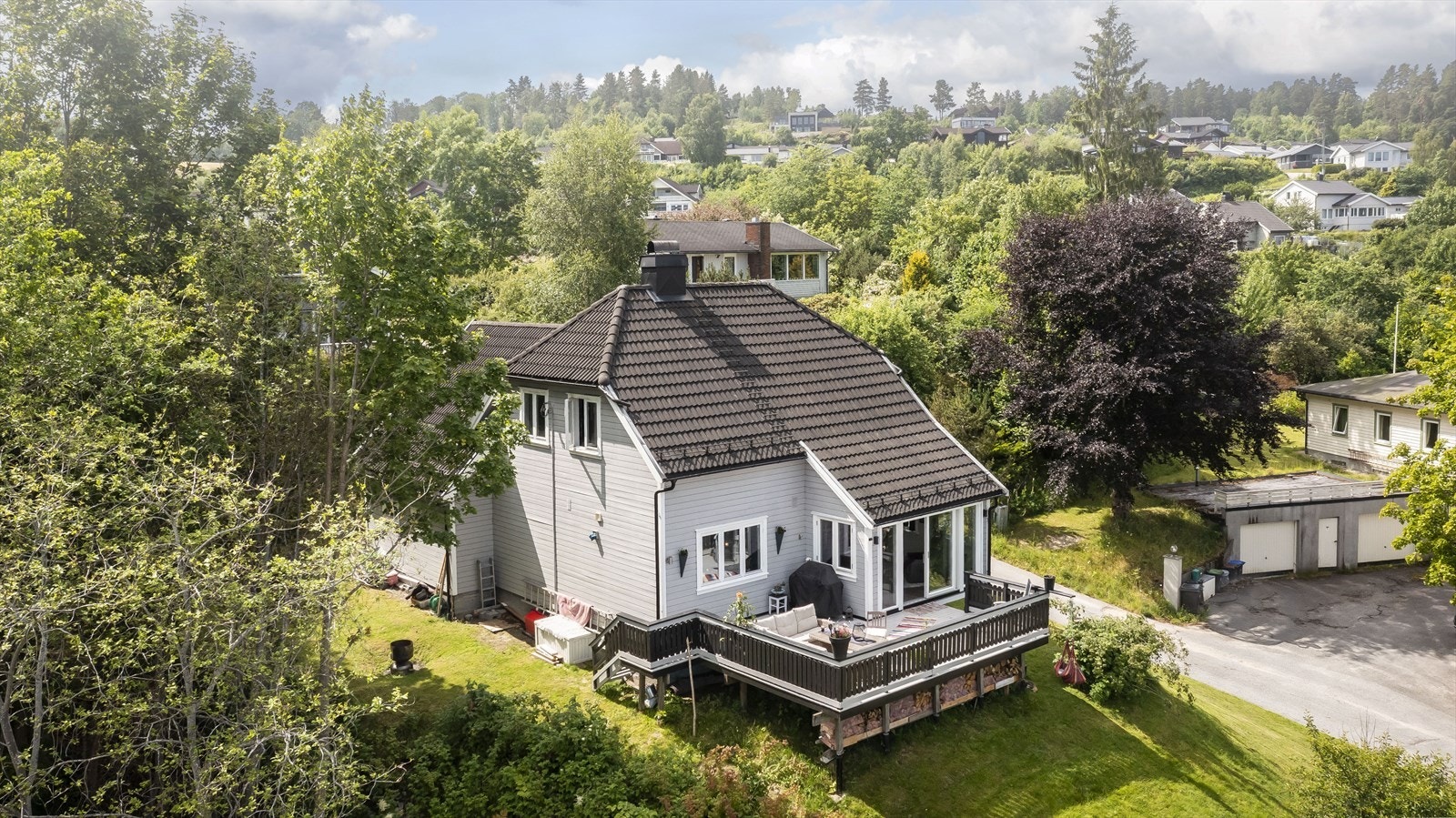 Boligen har praktisk beliggenhet til Ulefoss sentrum, utsikt over vannet og skjermet for innsyn Galleribilde