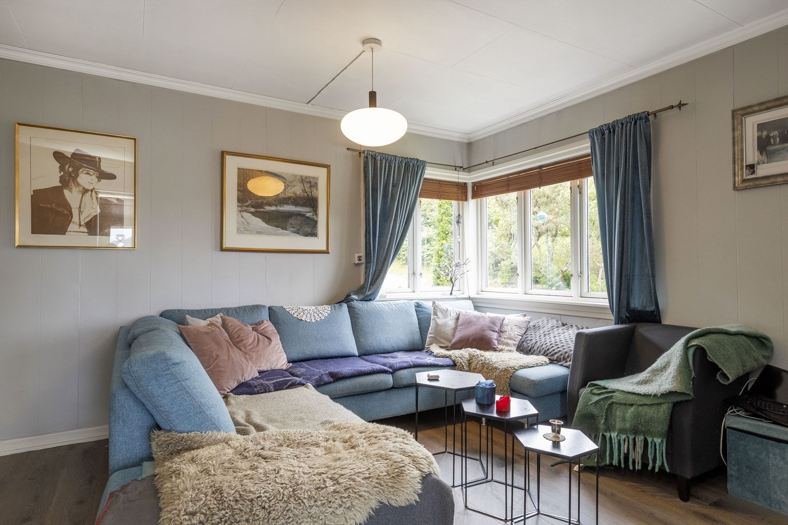 Koselig og romslig TV- stue med plass til stor sofagruppe Galleribilde