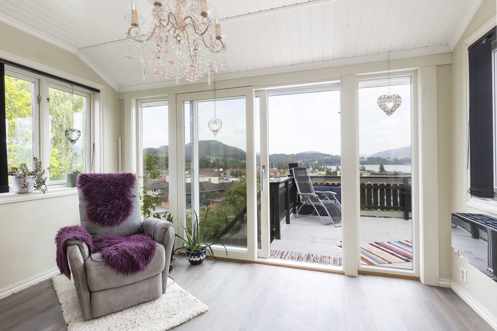 Utgang til veranda fra 1. etasjen. Varmepumpe installert i stuen fra 2020. Galleribilde