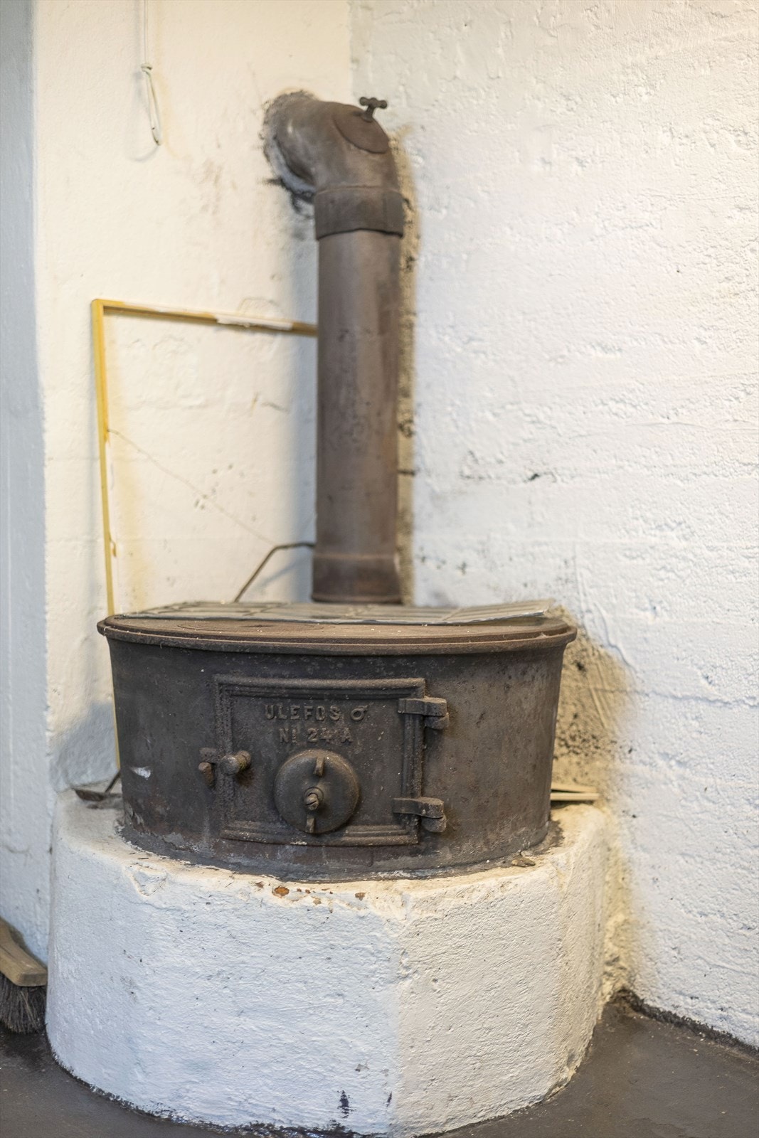 Boligen har mursteinspipe med ildsteder tilkoblet i både kjeller, 1. og 2. etasje Galleribilde