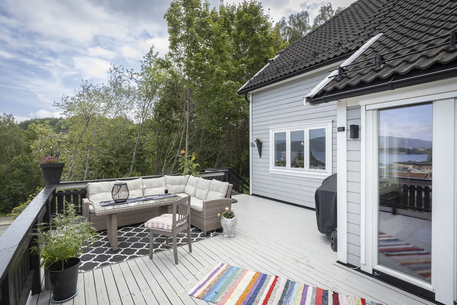 Adkomst til verandaen gjennom stuen. Trapp på siden av verandaen til hagen. Galleribilde