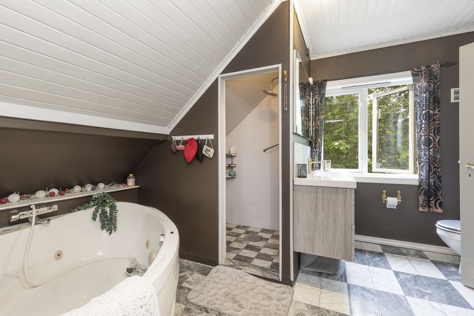 Badet ligger i 2. etasje og er utstyrt med boblebad, dusjnisje, toalett og innredning med heldekkende servant, skuffer og speil. Galleribilde