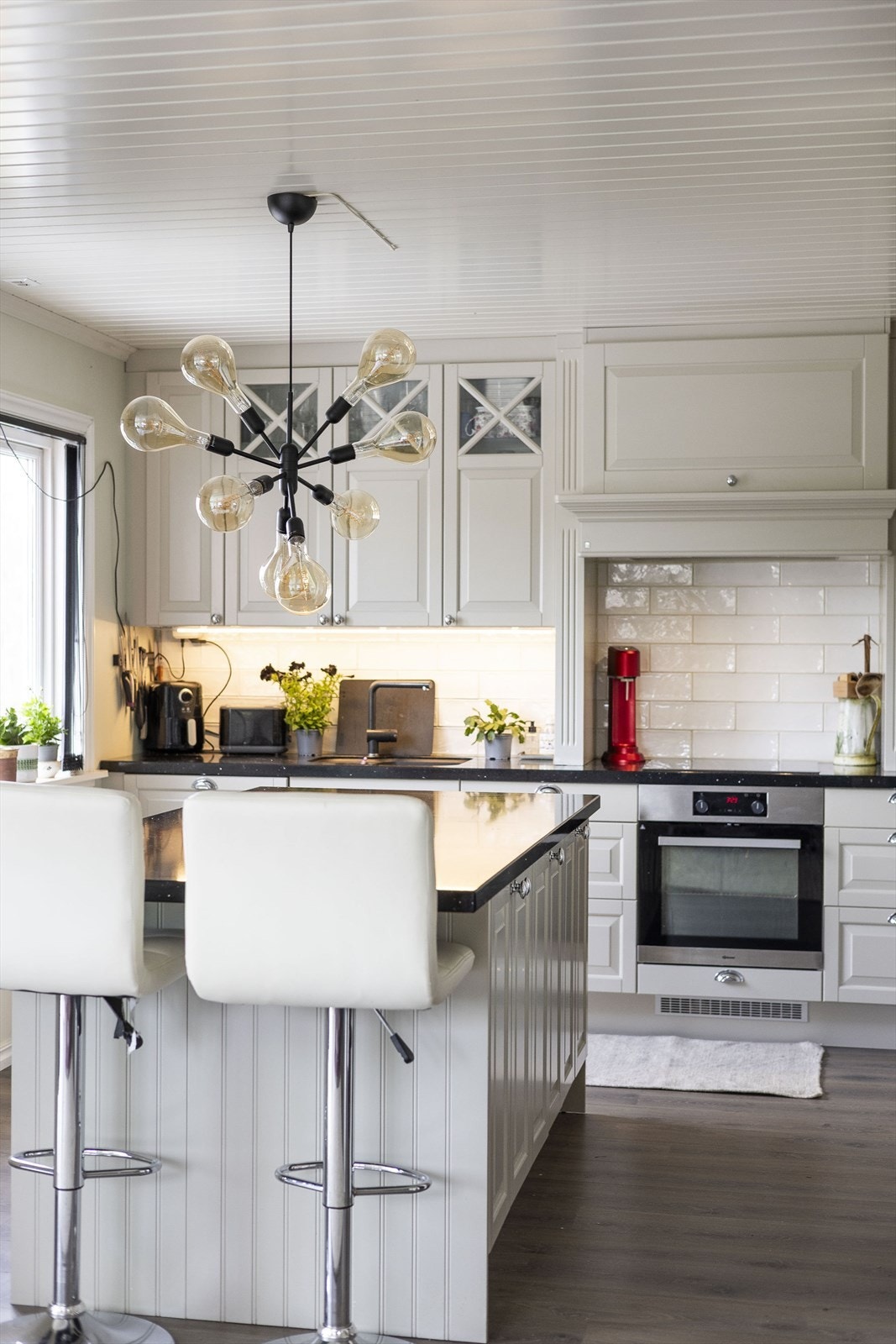 Integrerte hvitevarer som kjølehjørne, oppvaskmaskin, stekeovn og nedfelt induksjonstopp Galleribilde