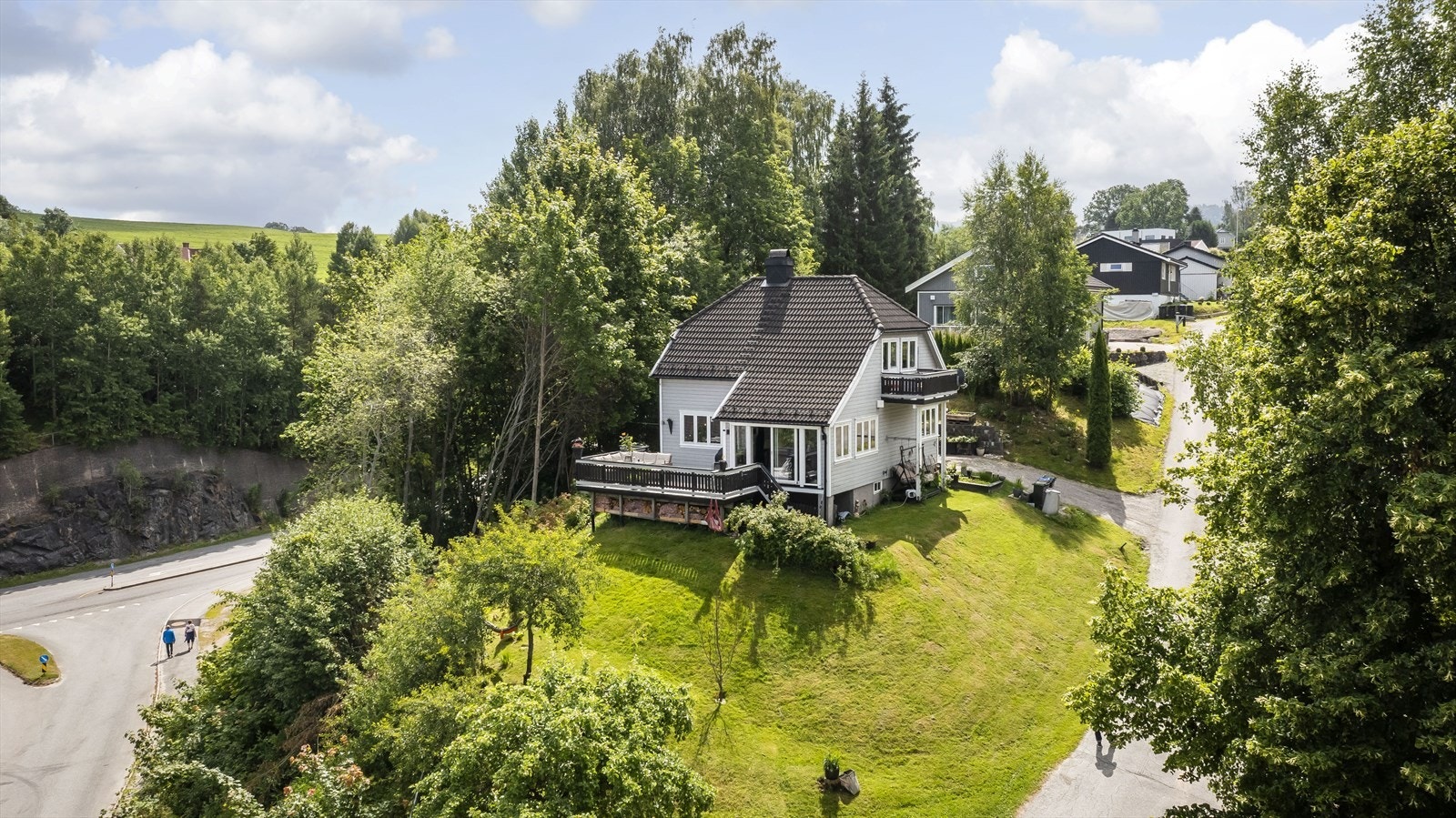 Solrik beliggenhet med velstelt uteområde og stor tomt Galleribilde