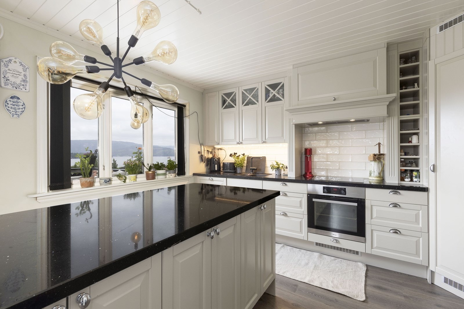 Lyst kjøkken fra EPOQ (2020) med store benkeflater og mye oppbevaringsplass Galleribilde