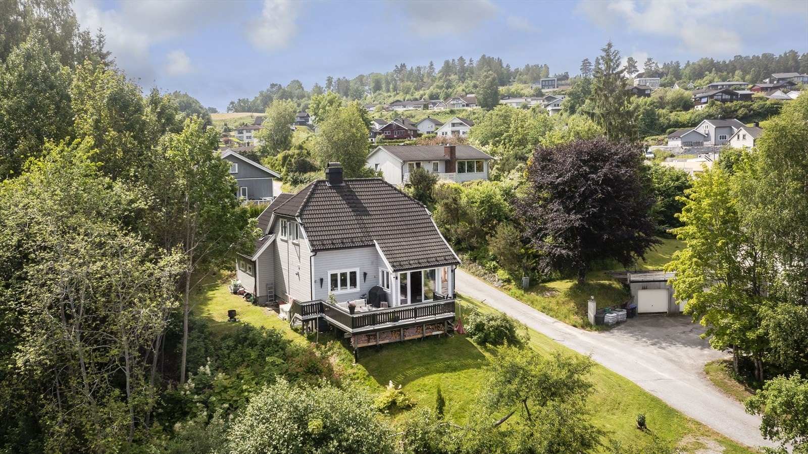 Stor hage som strekker seg nedover mot veien Galleribilde