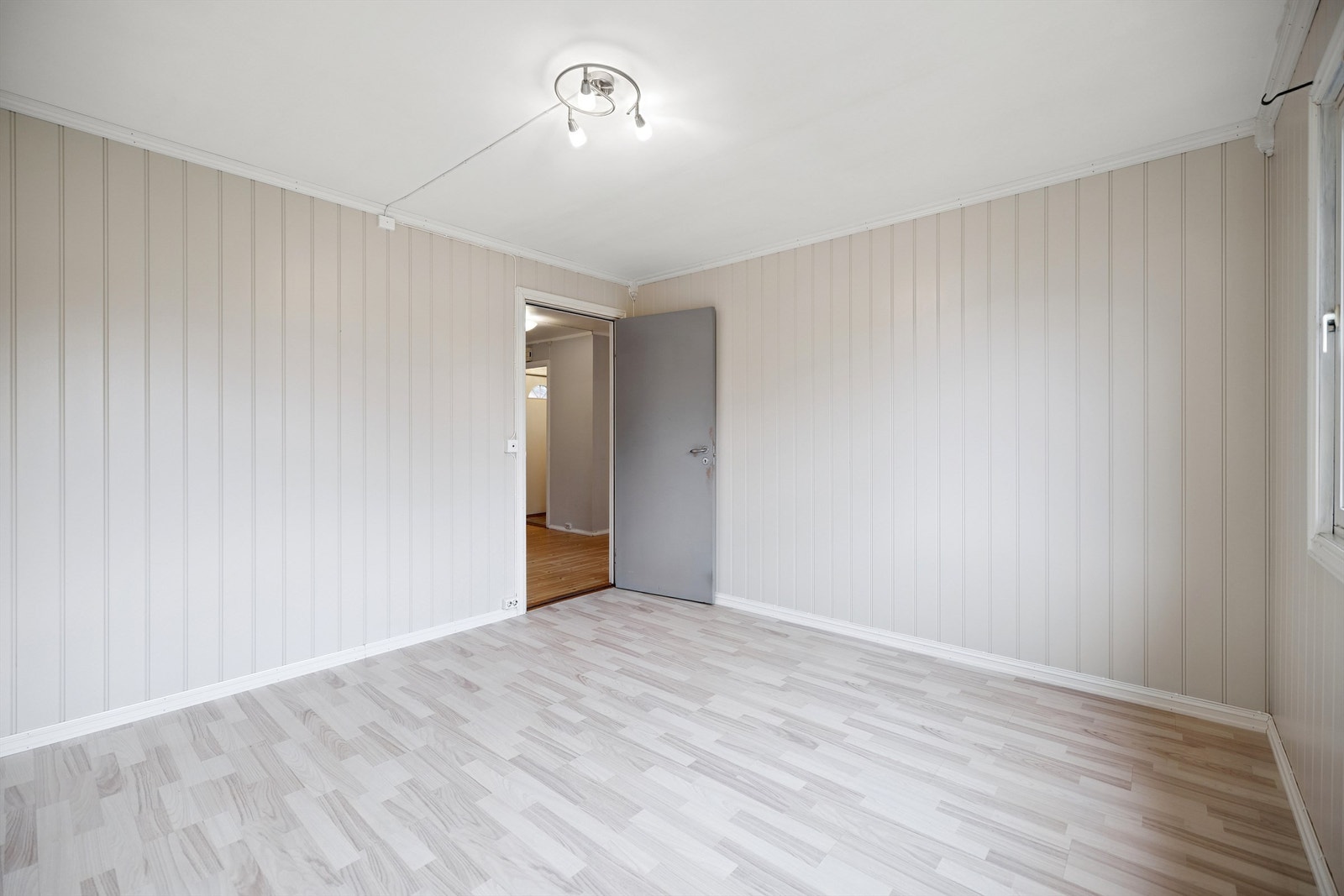 Lyst og innbydende, med flere møbleringsmuligheter. Galleribilde