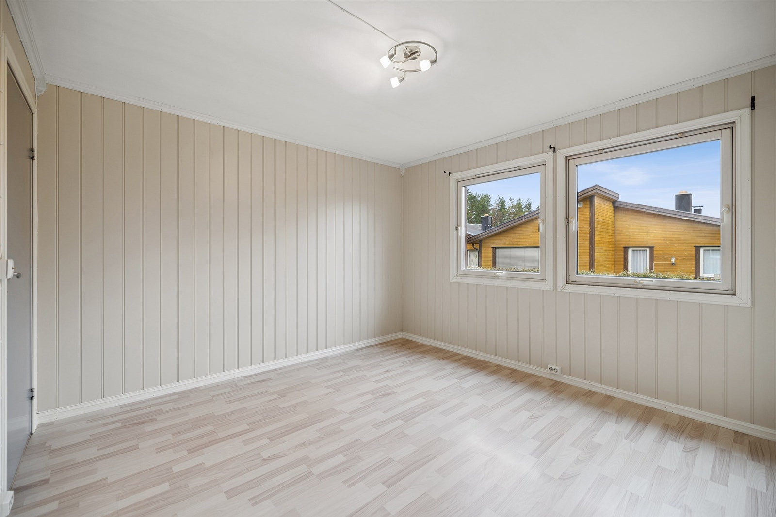 Et pent og romslig hovedsoveorm, med god plass til garderobeløsninger. Galleribilde