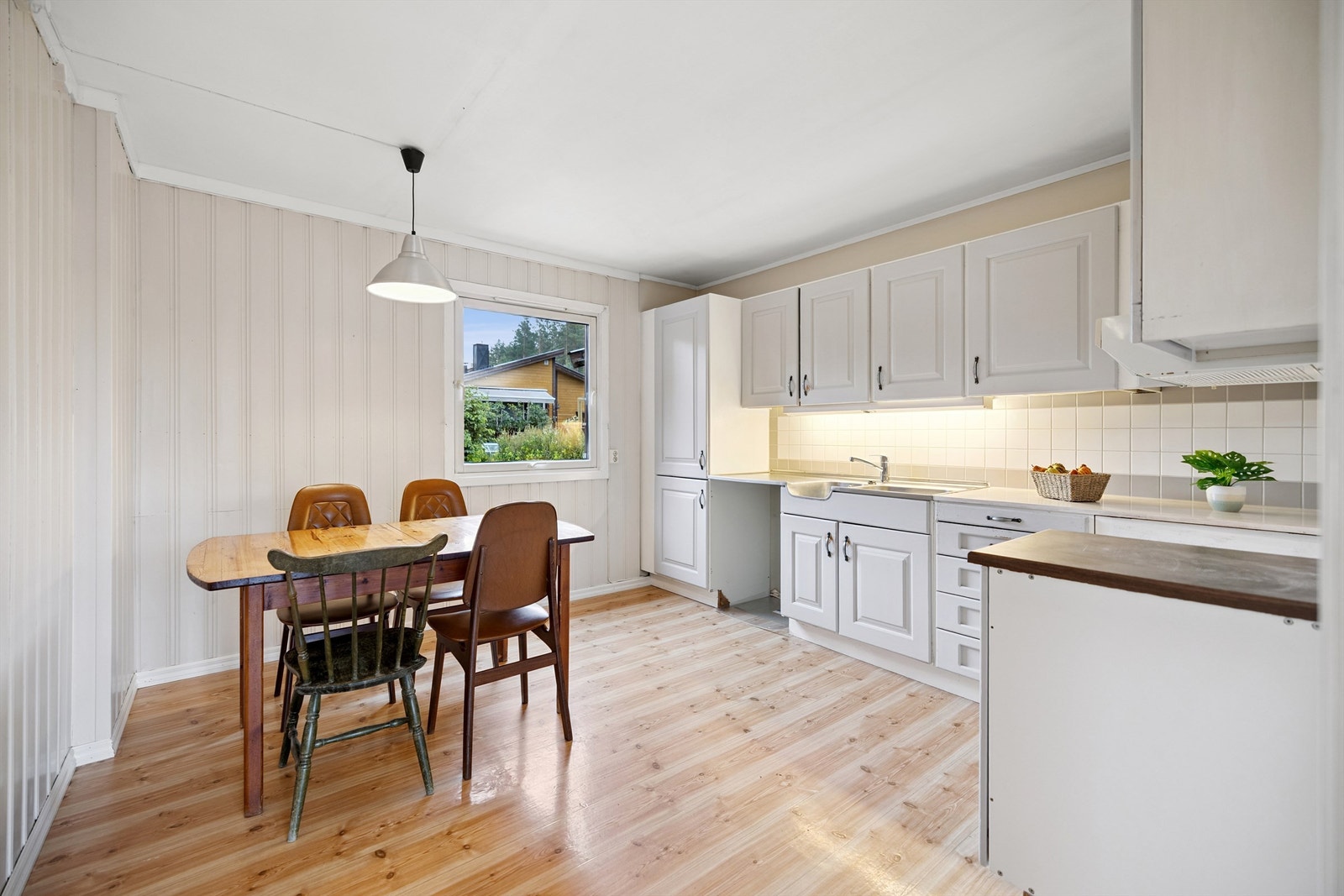 Et eldre, men funksjonelt kjøkken med stort potensial for modernisering. Galleribilde