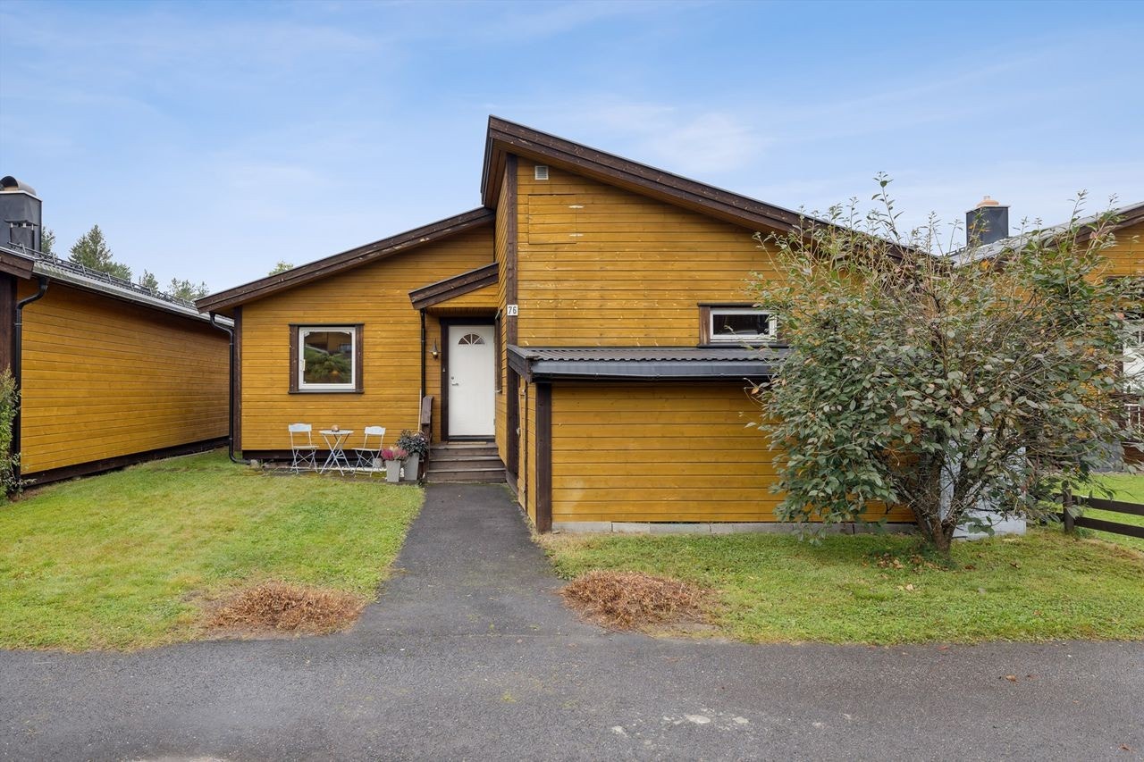 Praktisk inntilbygget bod ved inngangspartiet gir lett tilgjengelig oppbevaring. Galleribilde