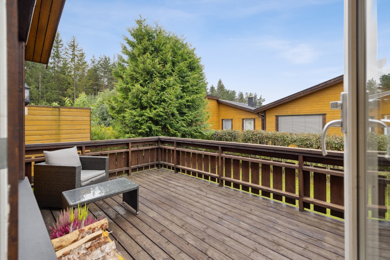 Den vestvendte terrassen fungerer som en flott forlengelse av stuen på varme dager. Det er levegg på begge sider av utearealet. Galleribilde