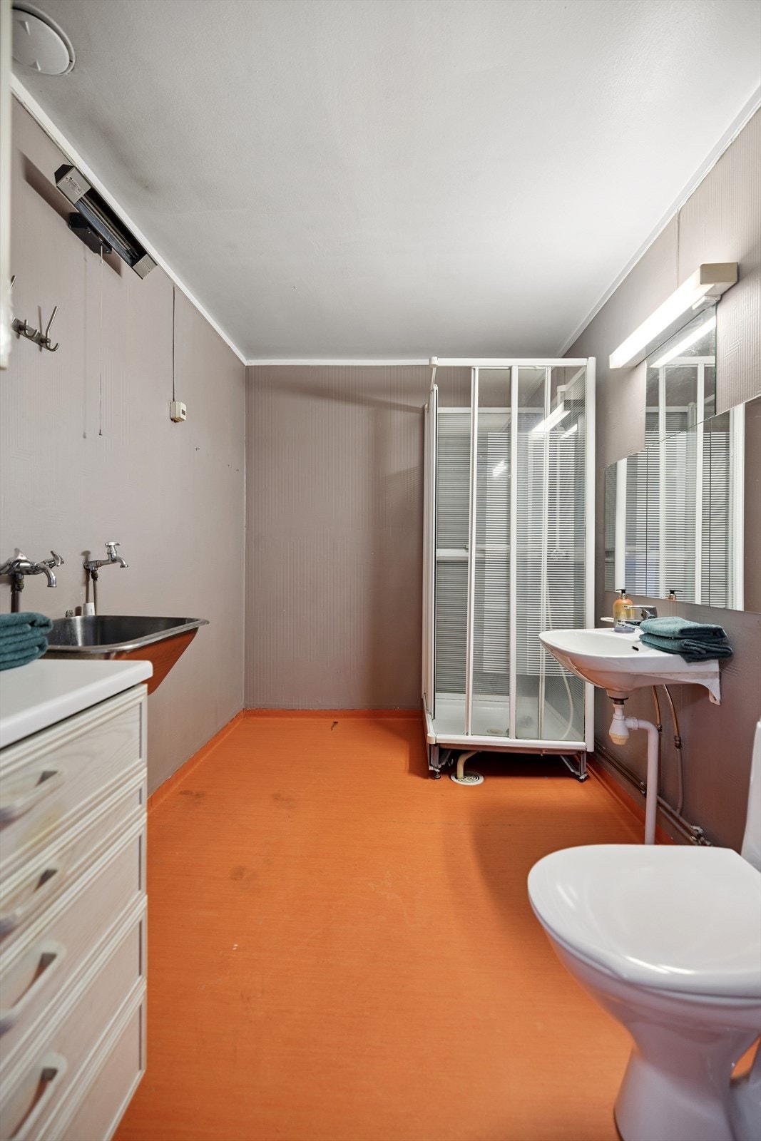 Bad/vaskerom som må oppgraderes for å tåle normal bruk i hht dagens krav (TG3. God størrelse på rommet! Galleribilde