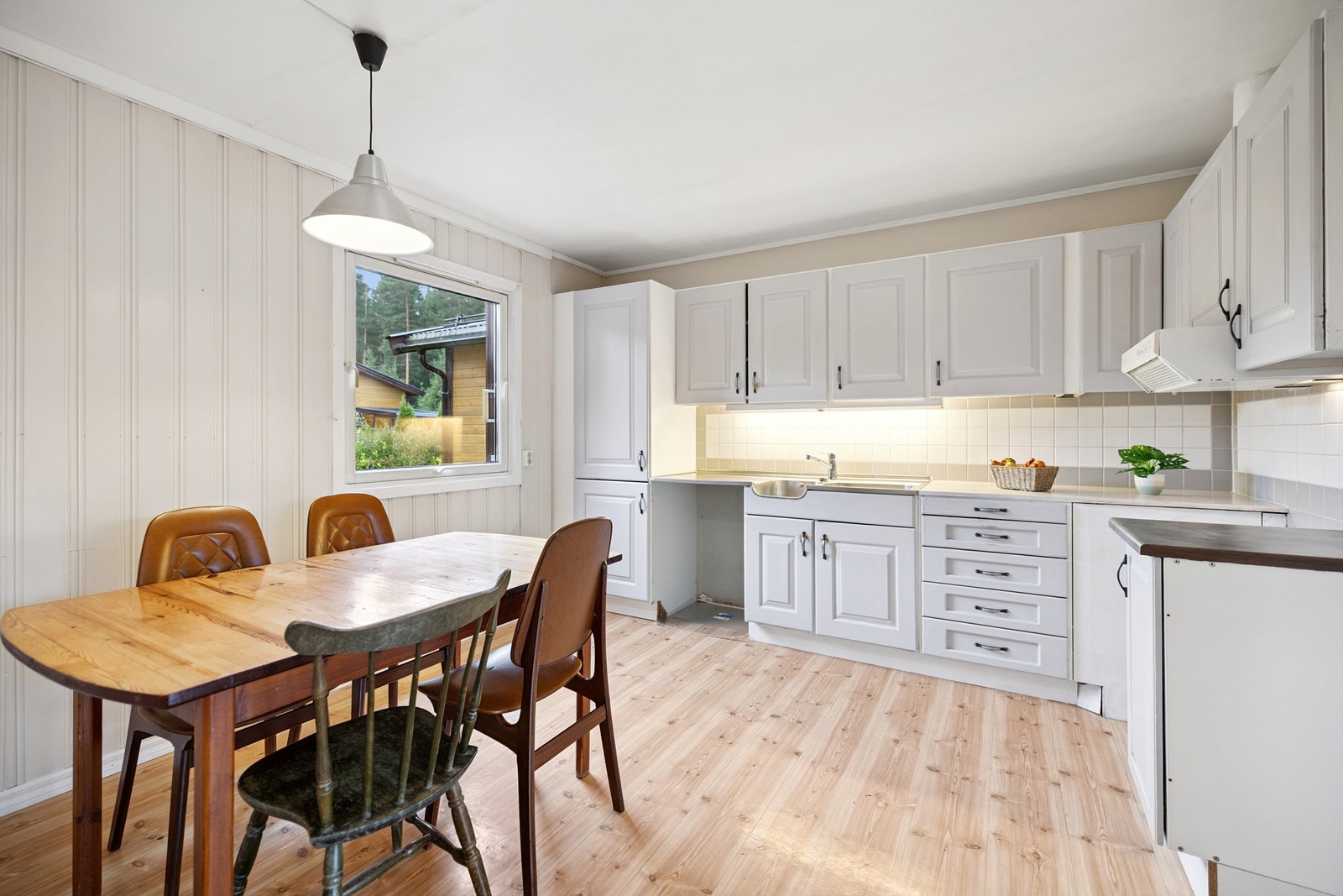 Separat kjøkken med god plass til en hyggelig spiseplass ved vinduet. Galleribilde