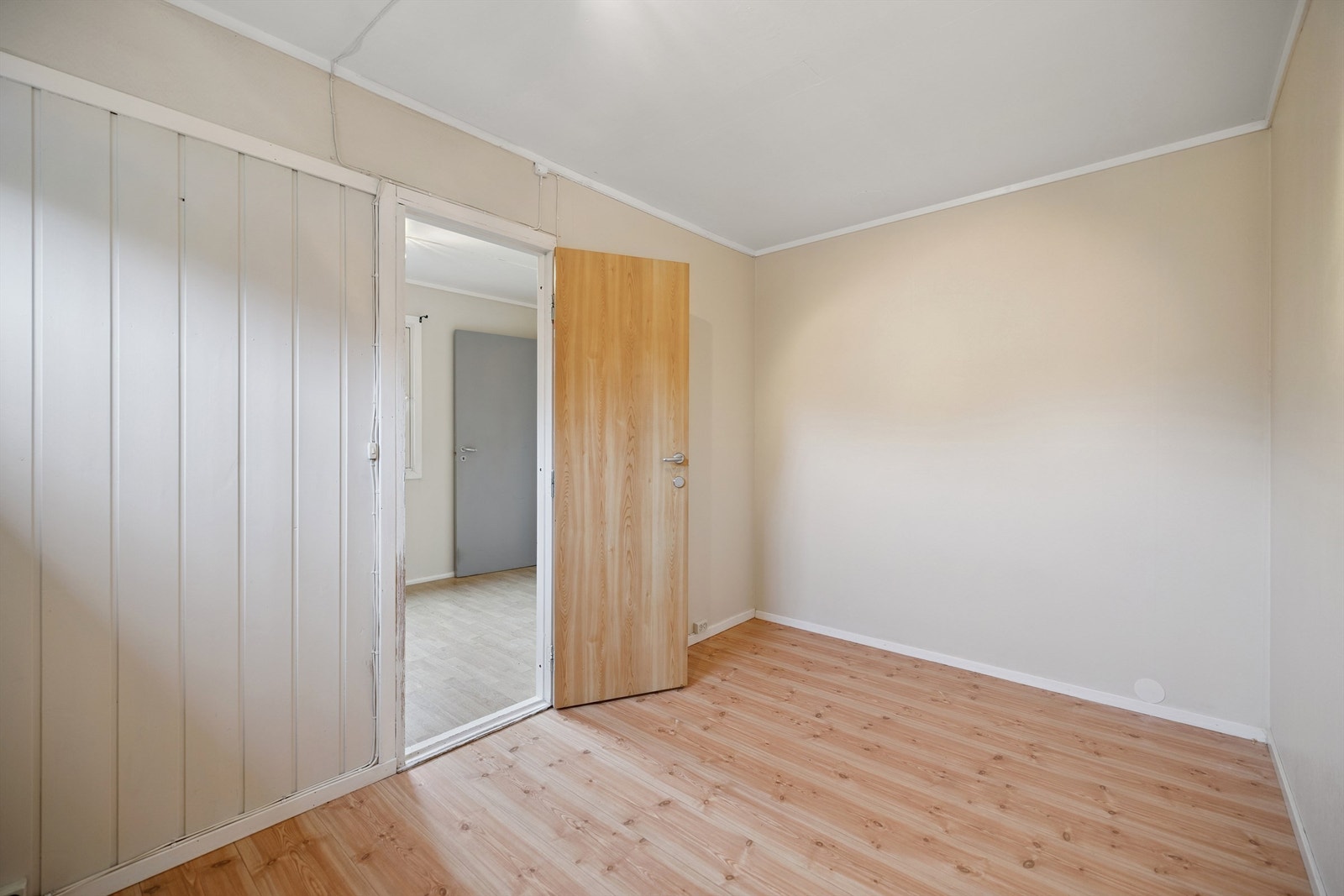 Den store boden har mange muligheter med tanke på å bygge garderobe- og oppbevaringsløsninger. Galleribilde