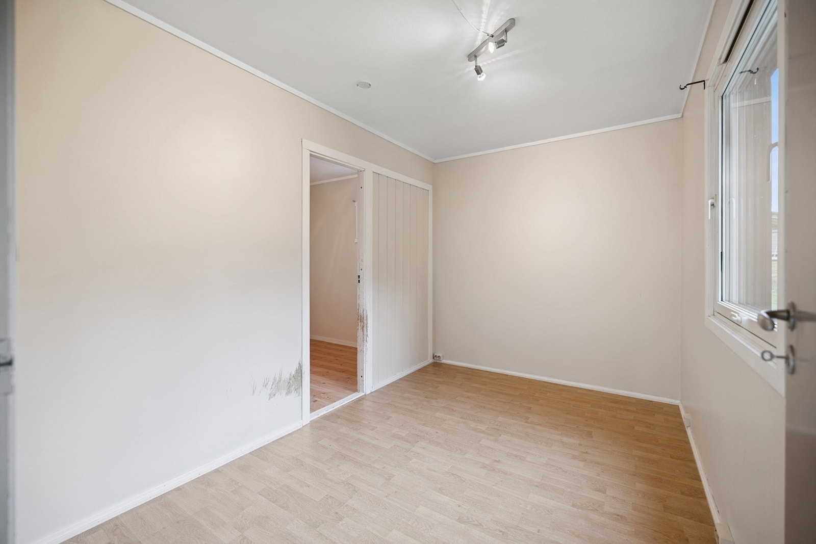 Boligens andre soverom har et oppussingsbehov. Praktisk adkomst til bodrom. Galleribilde