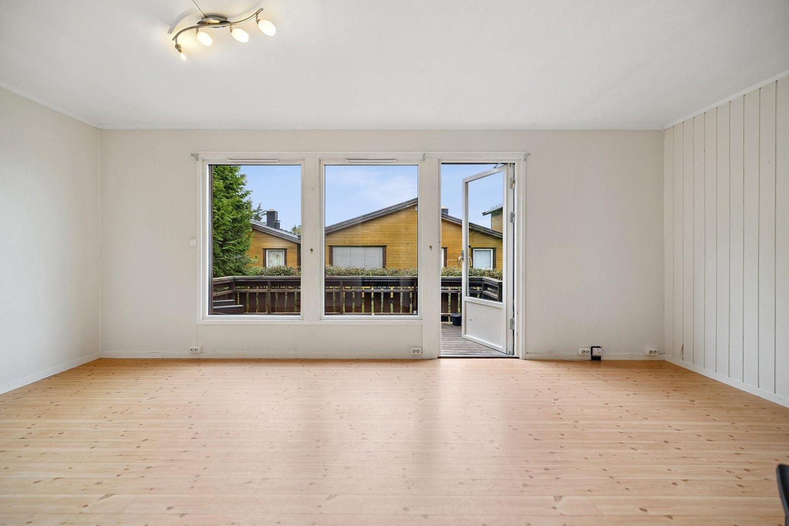 Store vindusflater gir godt med dagslys inn i rommet. Galleribilde