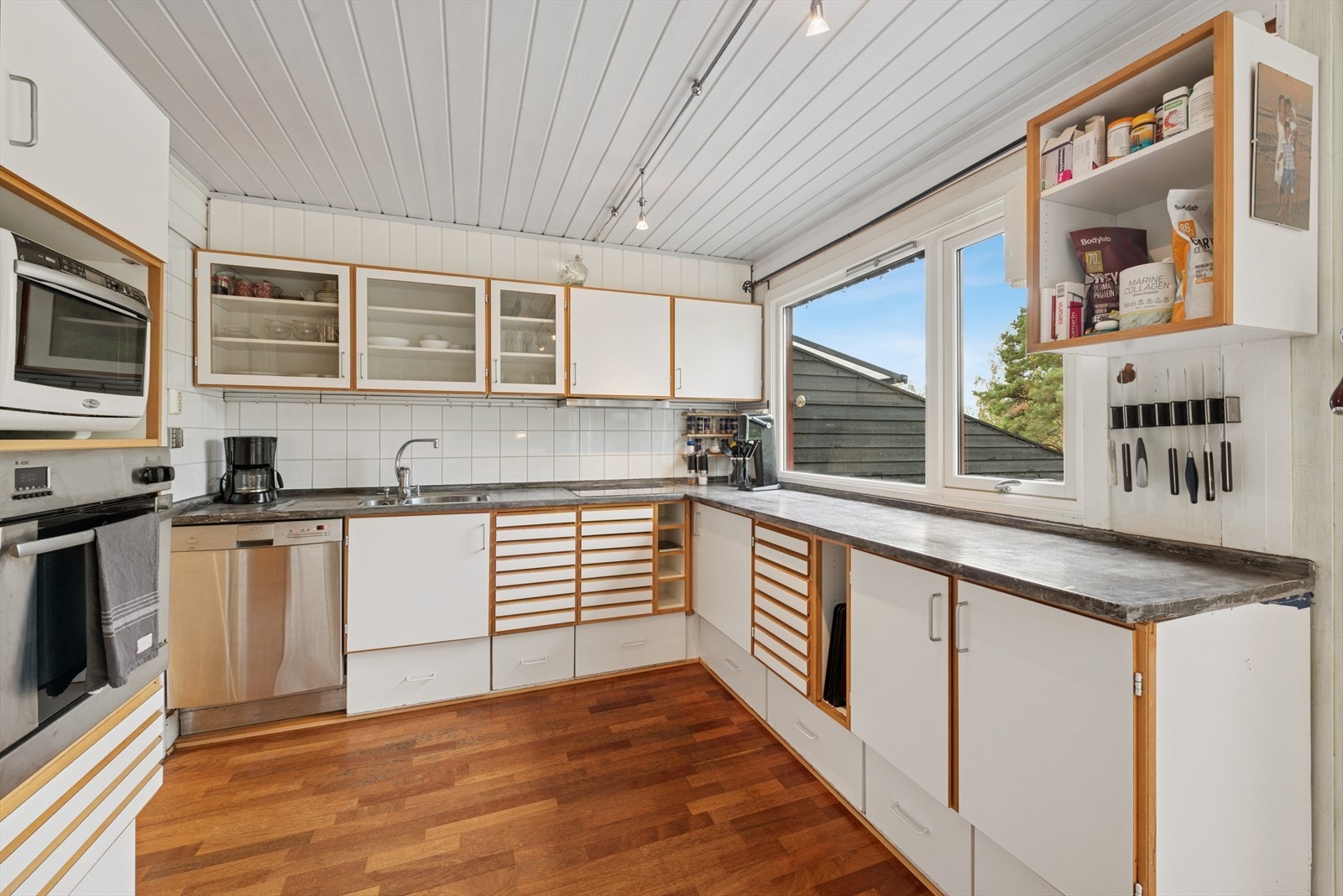 Flott kjøkken med god skap- og benkeplass i åpen løsning mot spisestuen. Galleribilde