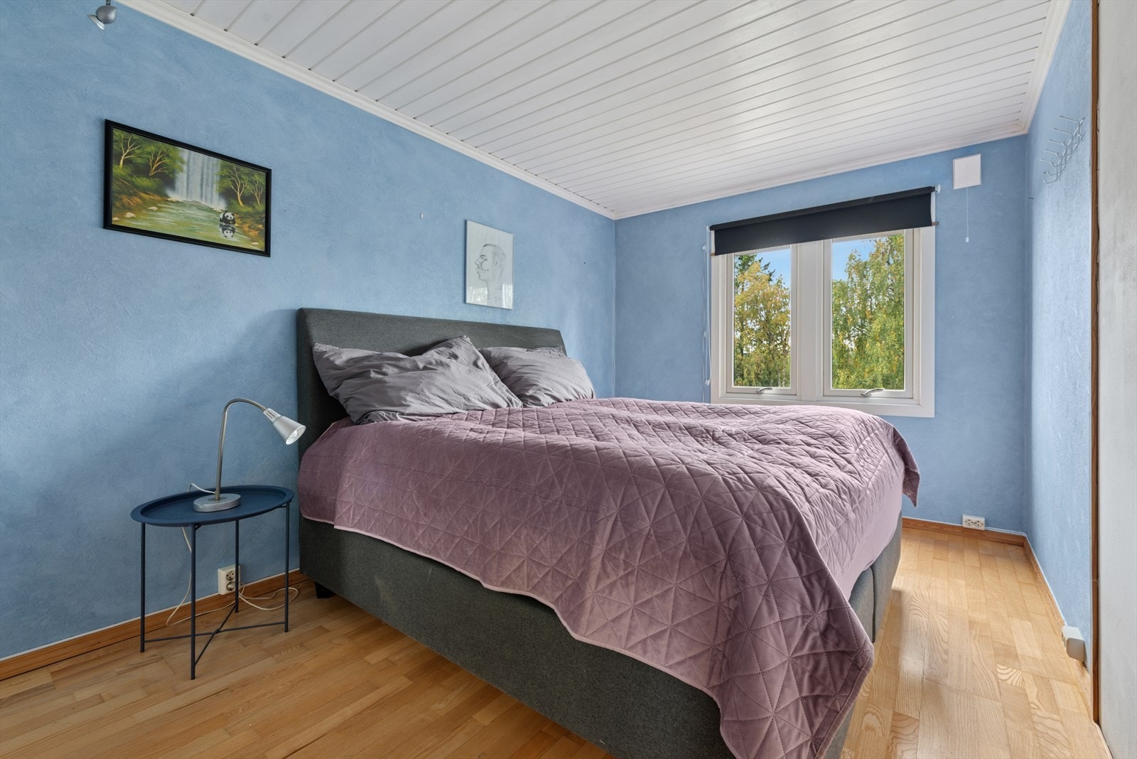 Videre i 2. etasje er det to romslige soverom. Galleribilde