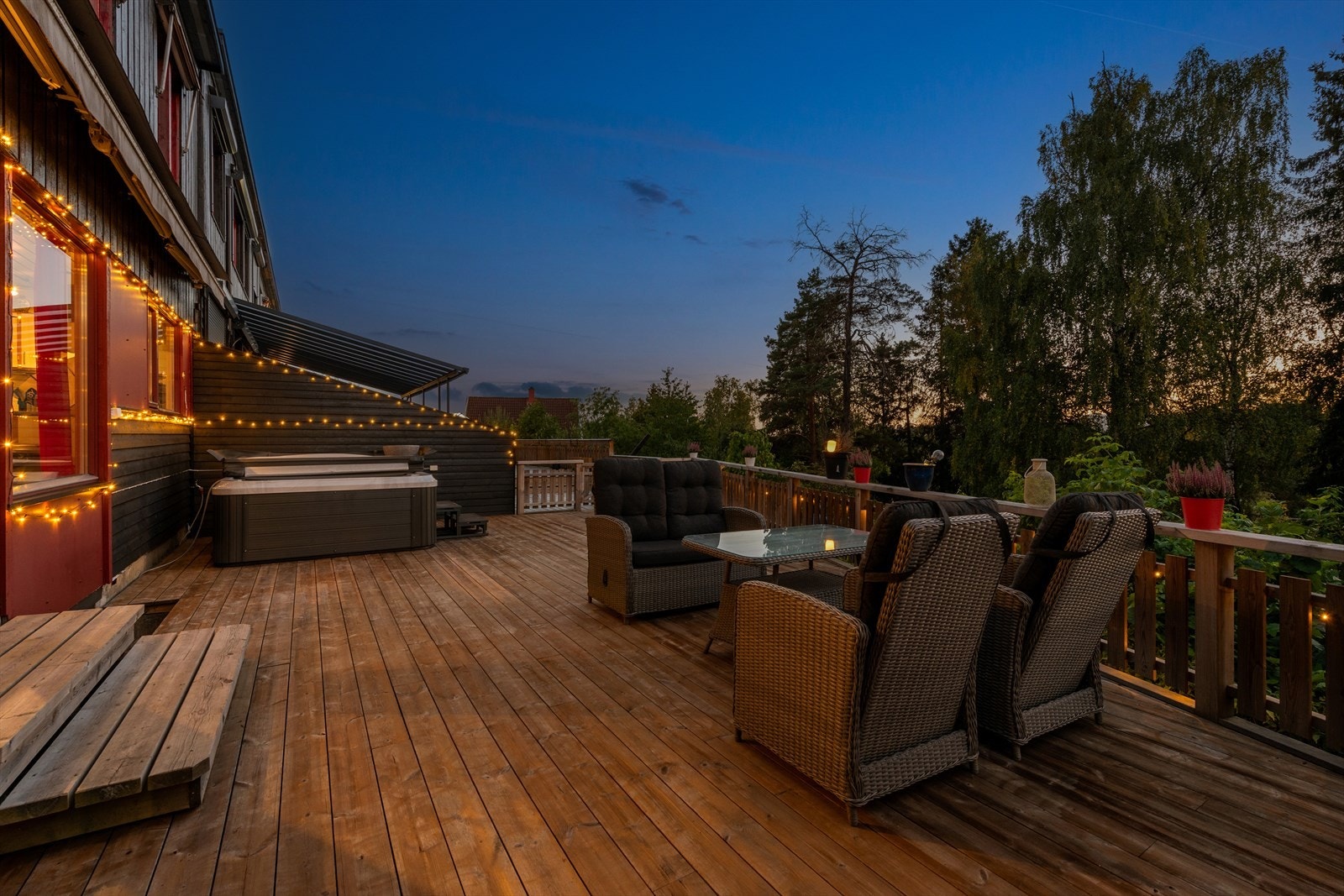 Fra spisestuen er det utgang til en romslig terrasse på hele 58 kvm. Galleribilde