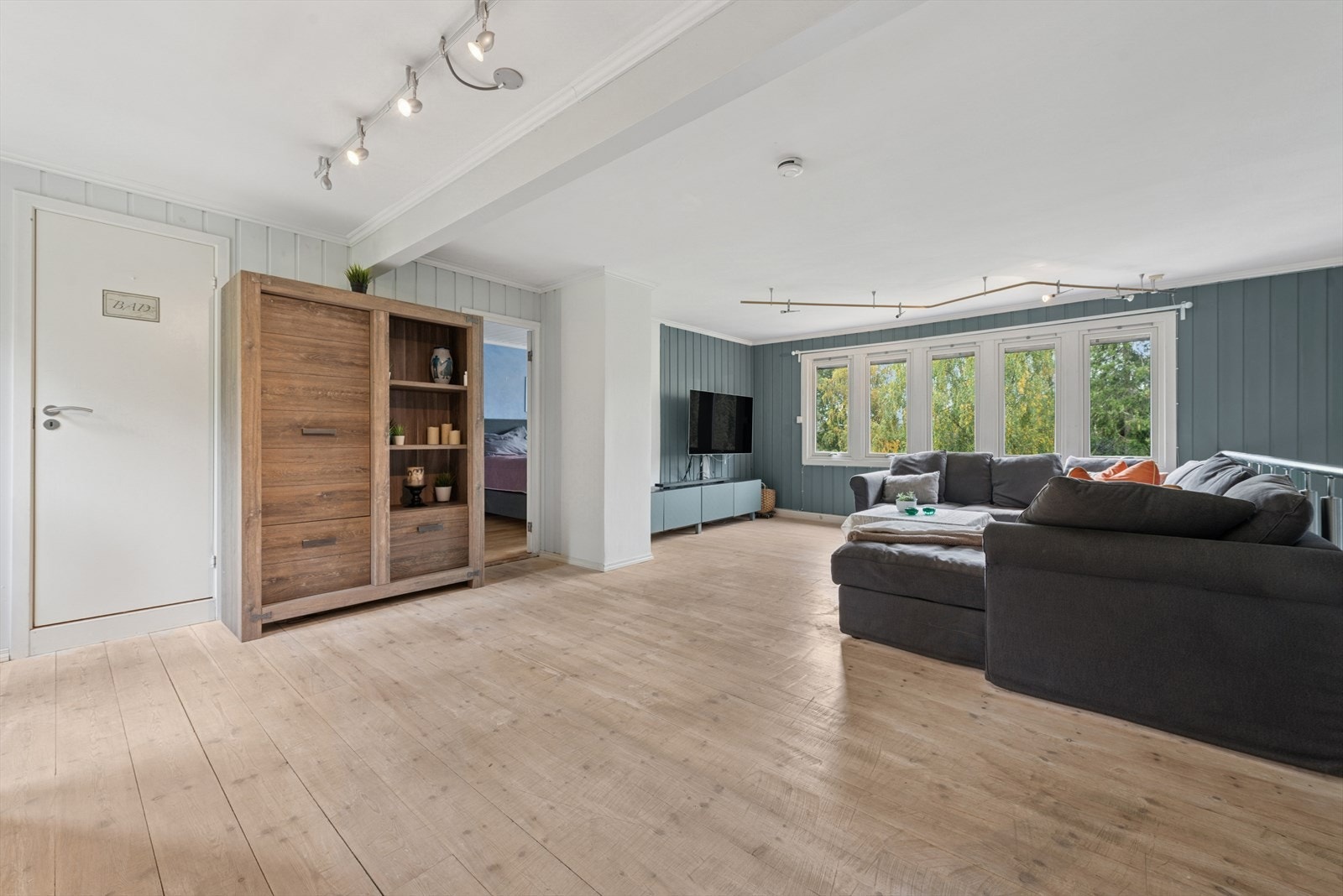 Stuen har store vindusflater. Galleribilde