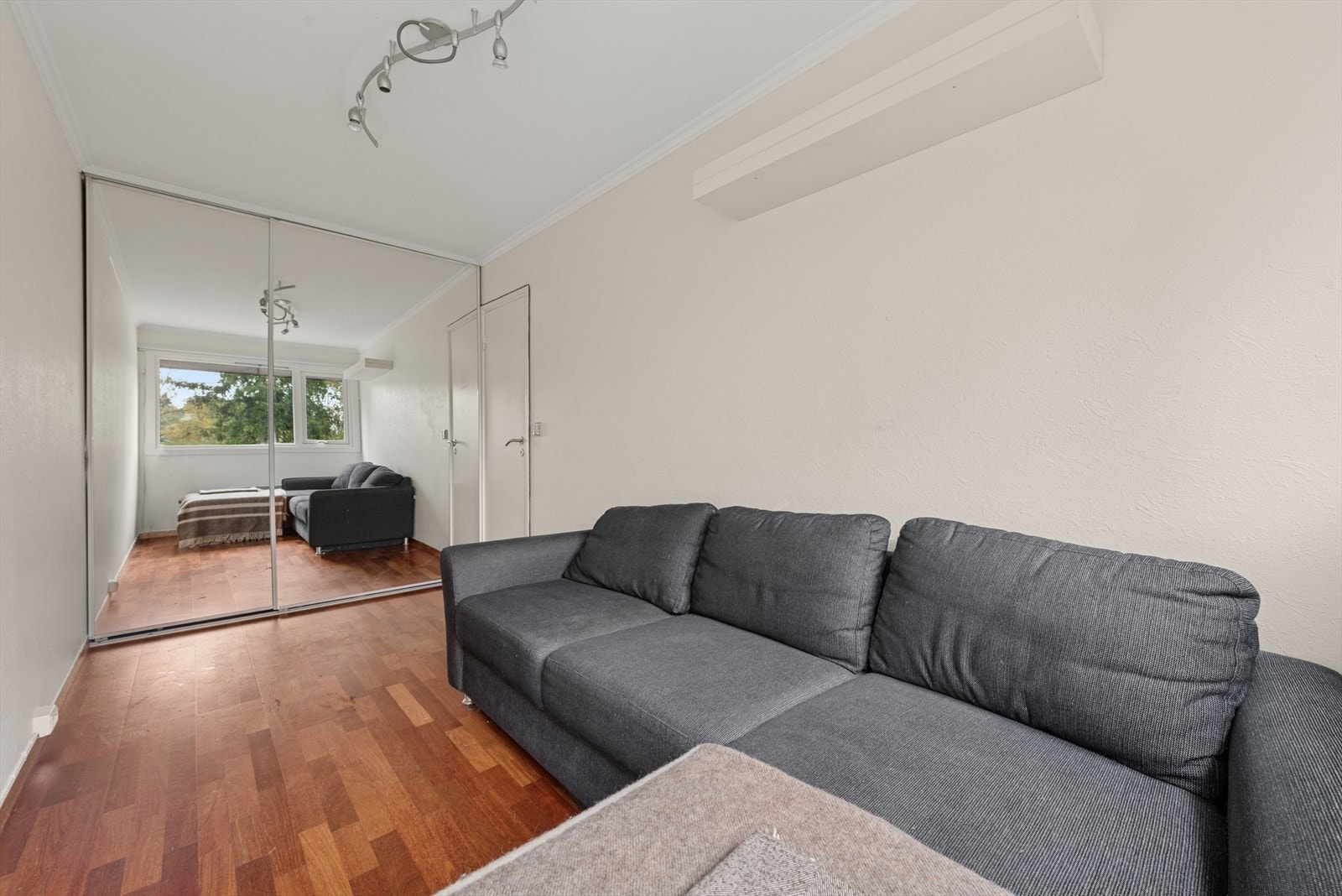 God oppbevaringsplass i skyvedørsgarderobe. Galleribilde