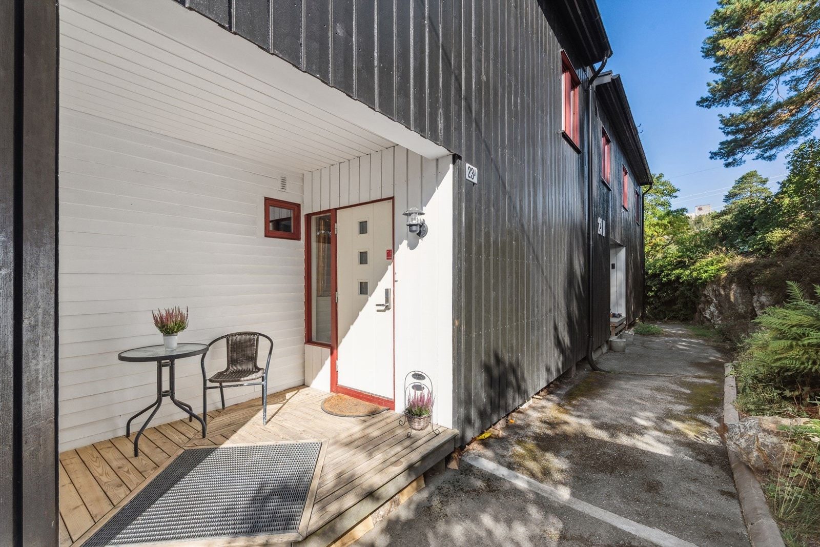 Via et hyggelig og overbygget inngangsparti ønskes du velkommen. Galleribilde