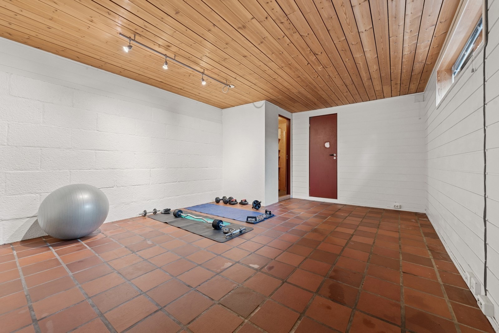 Kjelleren består av kjellerstue, garderobe og tre boder. I kjellerstuen er det varmekabler i gulvet. Galleribilde