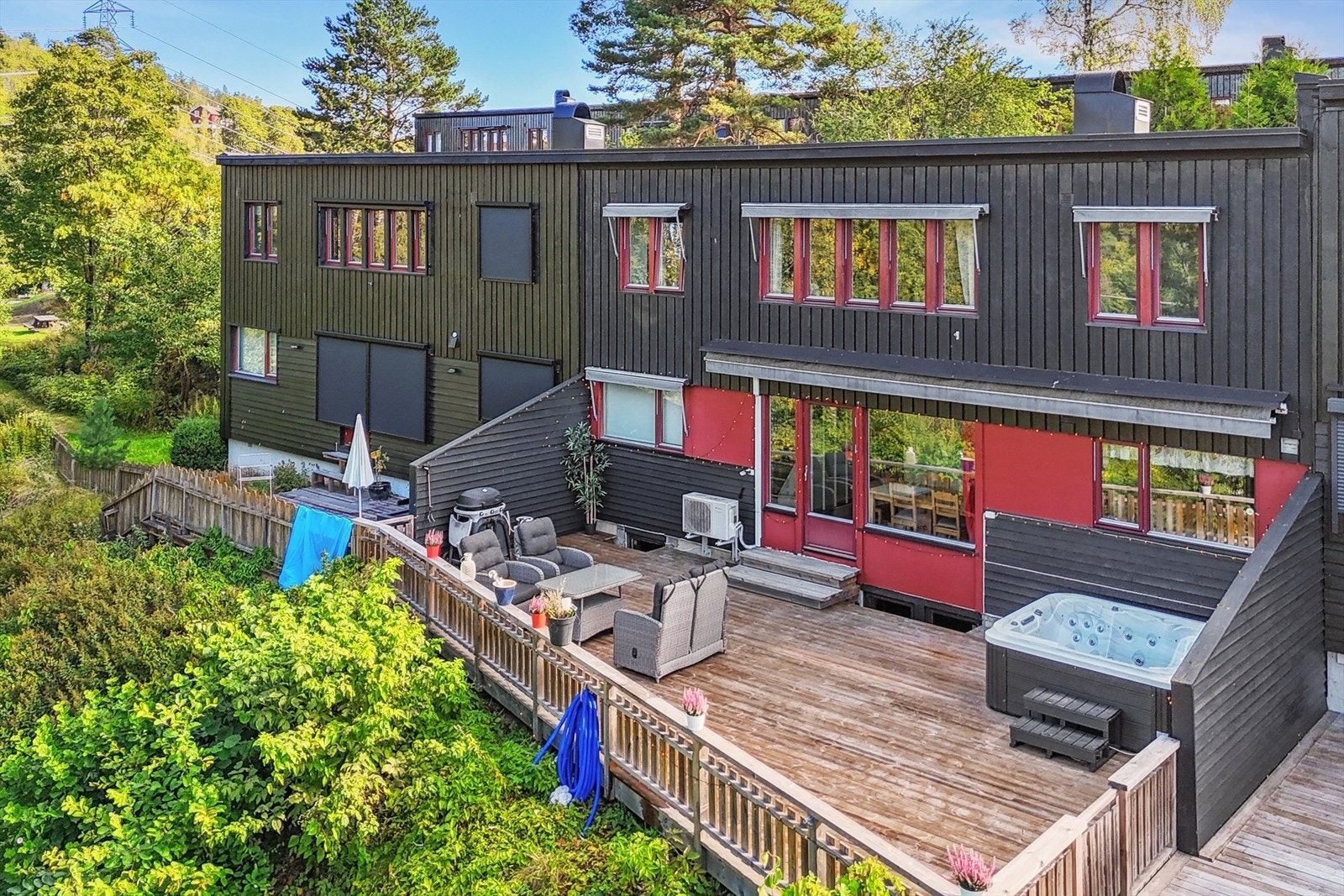 Et familievennlig rekkehuset beliggende i et svært attraktivt og veletablert boligområde på Grorud i Oslo. Galleribilde