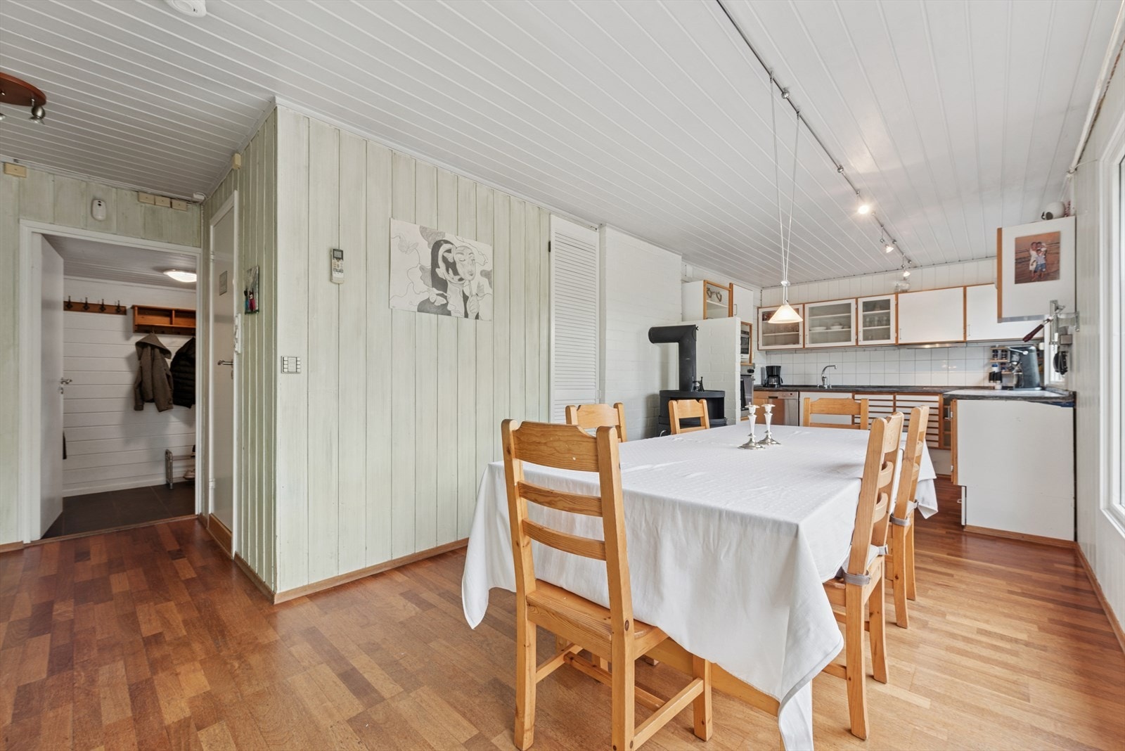 Entréen leder videre til spisestuen. Galleribilde