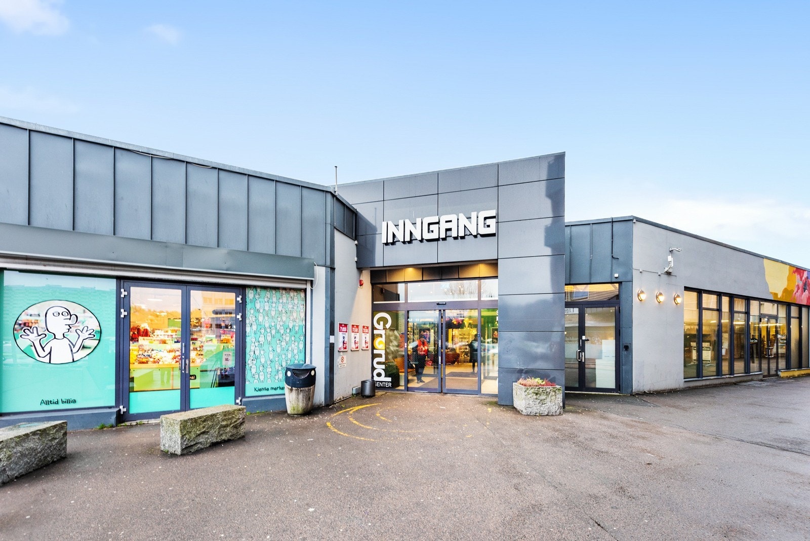 Grorud senter ligger ca. 19 min gange fra boligen og byr på Meny, vinmonopolet og spennende butikker og restauranter. Galleribilde