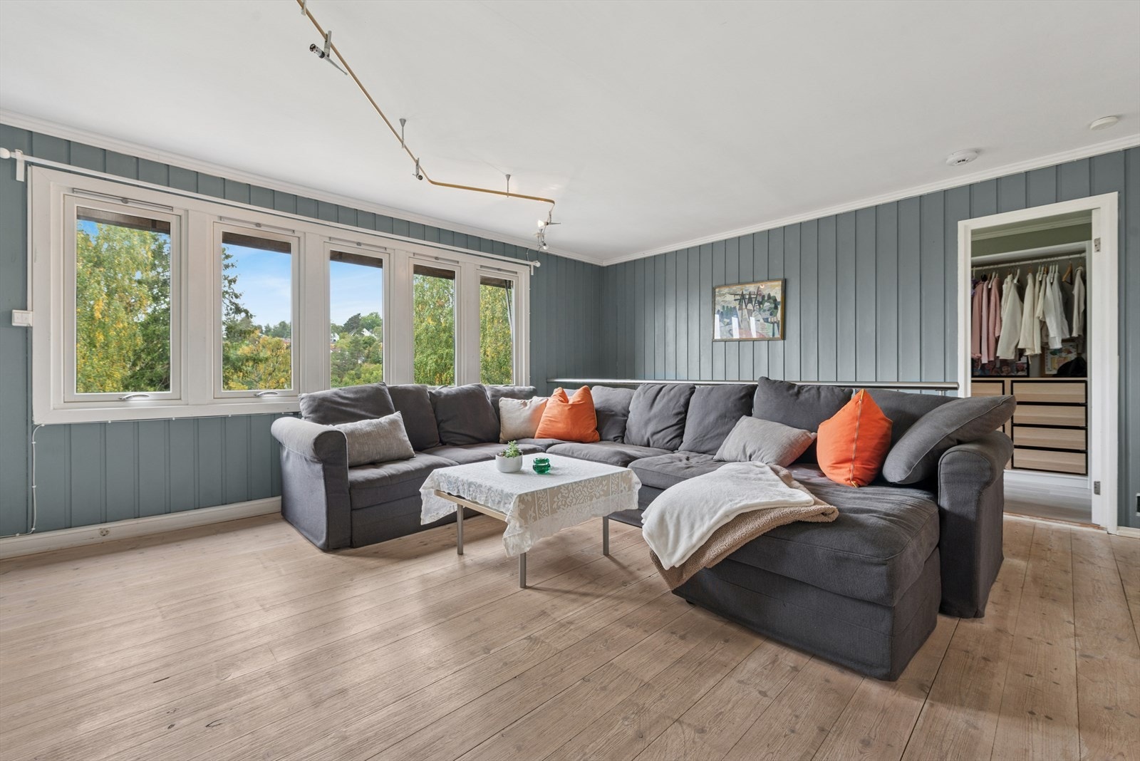 Lys og romslig stue i 2. etasje. Galleribilde