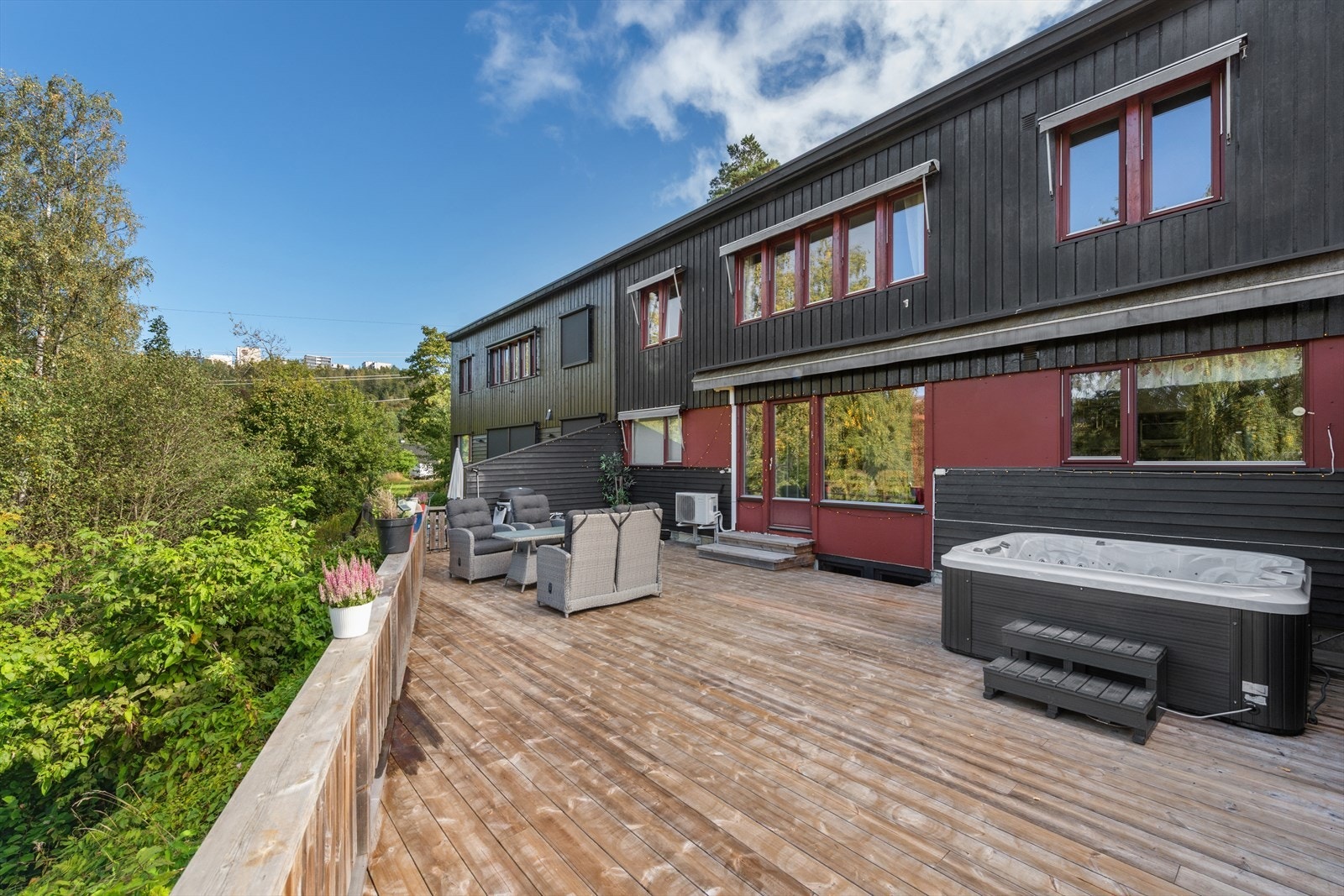 DNB Eiendom v/Zarine Lopez har gleden av å presentere Vestbyveien 23J. De romslige kvadratmeterne gjør det enkelt å innrede uteplassen i ulike soner med sitteplasser for hele familien. Galleribilde