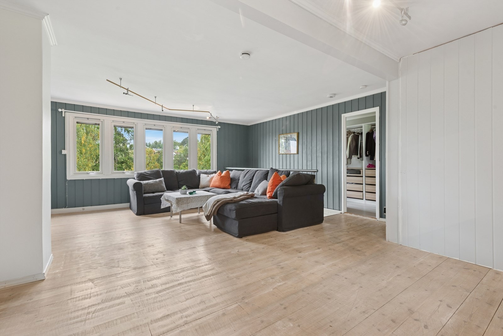 Det er rikelig med plass til både sofagruppe og tilhørende medialøsning. Galleribilde