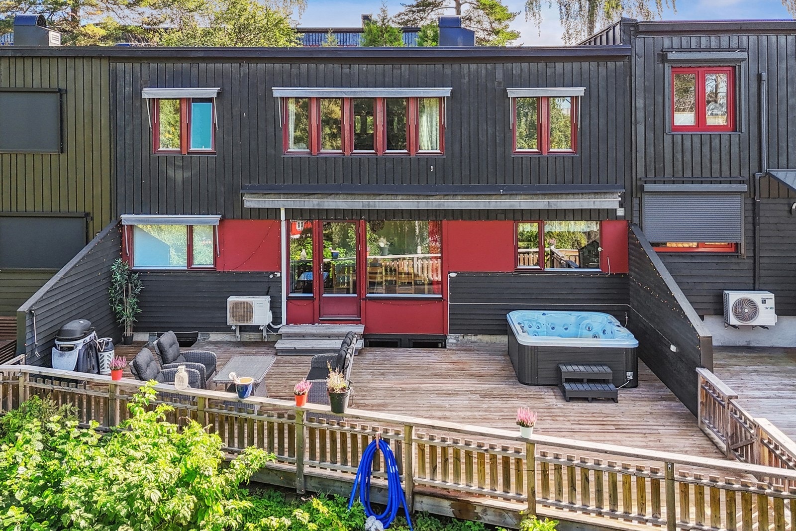 Rekkehuset ble oppført i 1968 og går over tre plan. Galleribilde