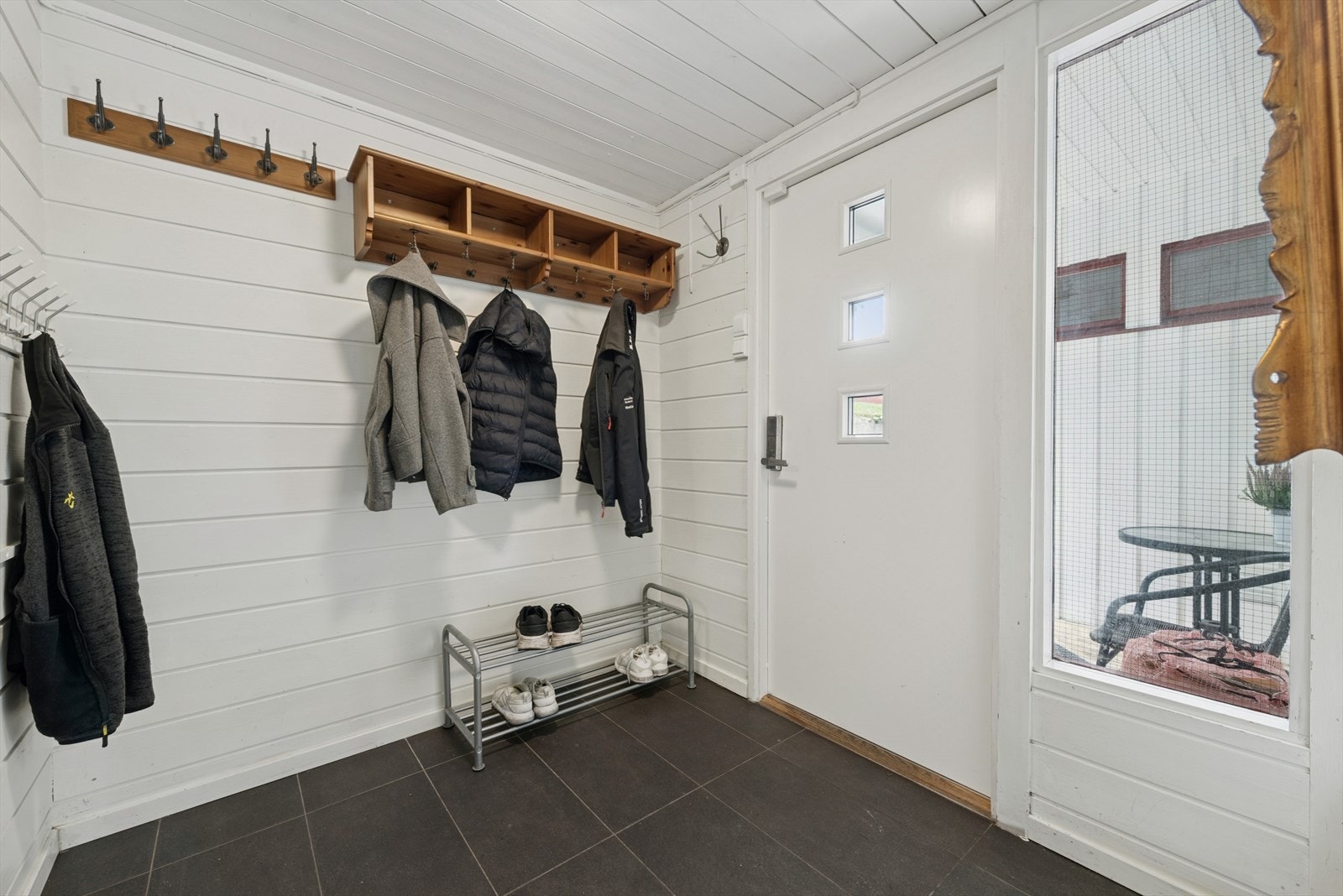 Like ved entréen ligger en bod med god plass til oppbevaring. Galleribilde