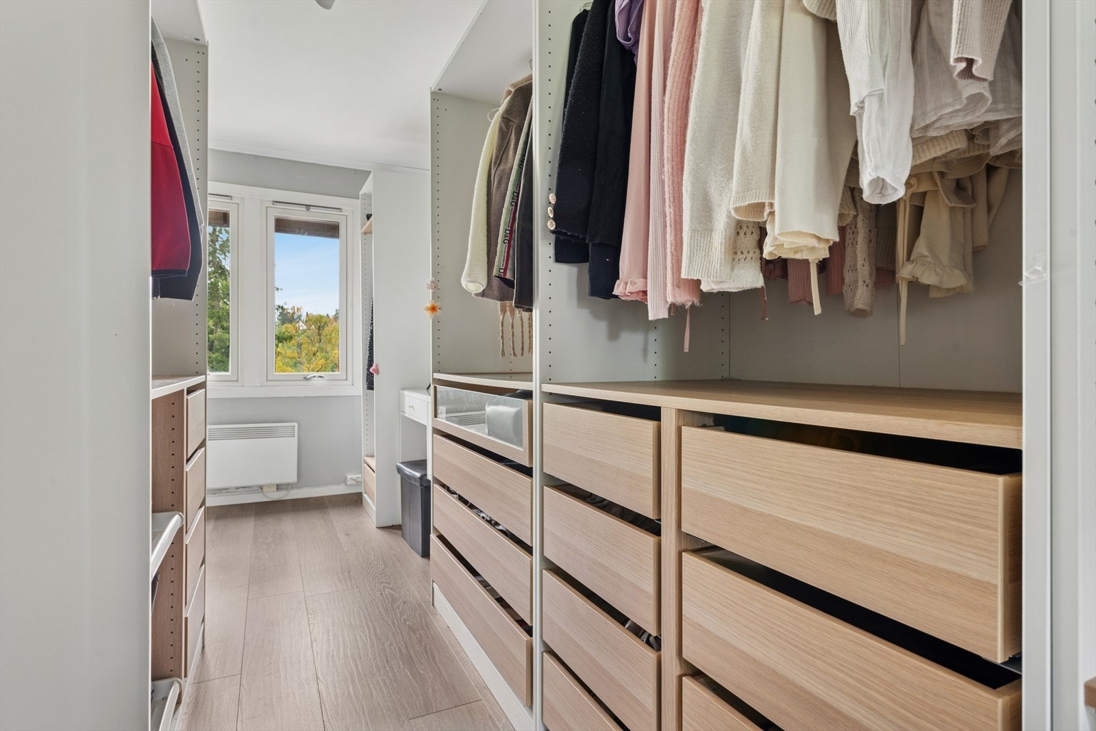 Det andre soverommet har et eget walk-in closet tilknyttet. Galleribilde