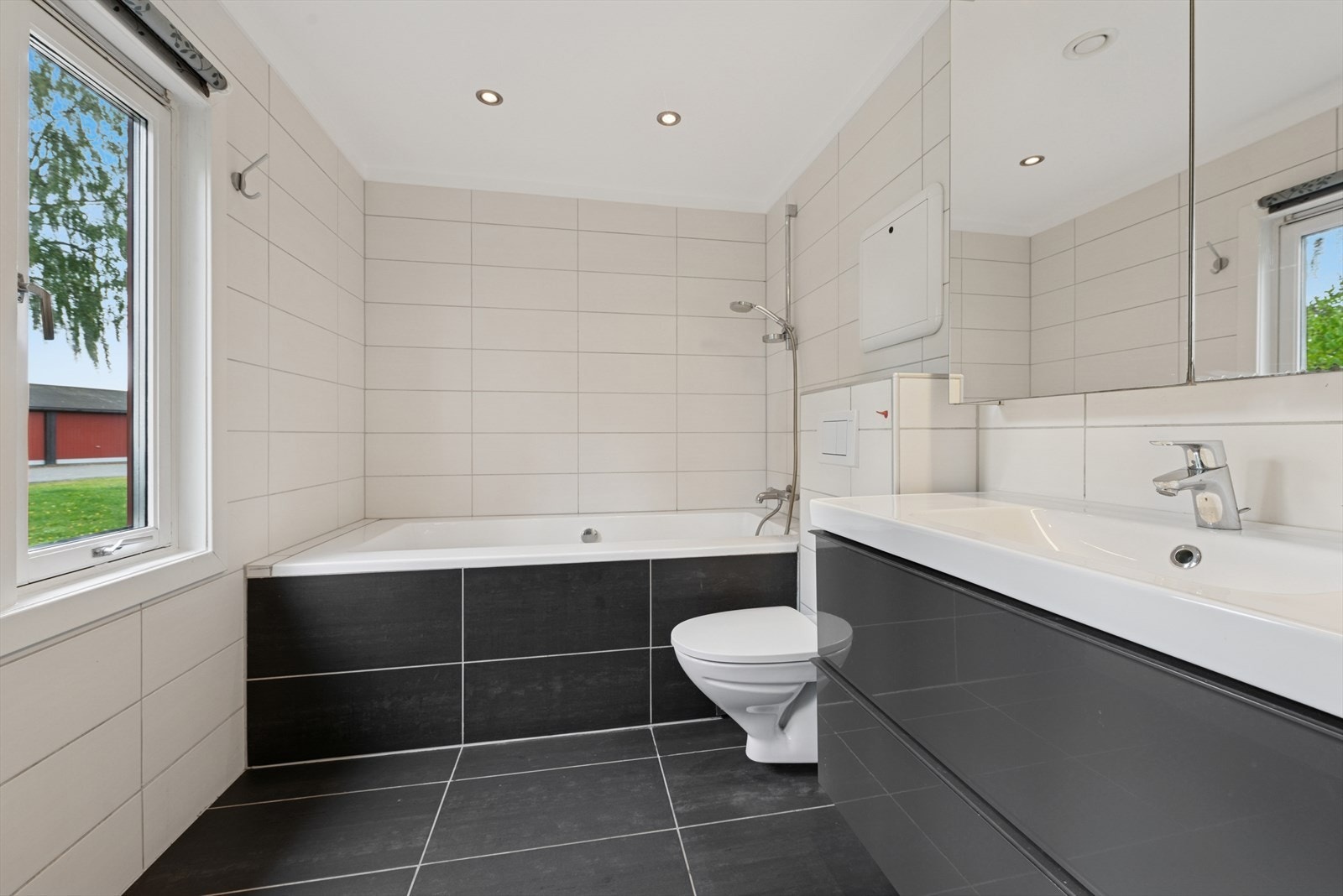 Fra stuen er det tilgang til et stilrent baderom fra 2013. Galleribilde