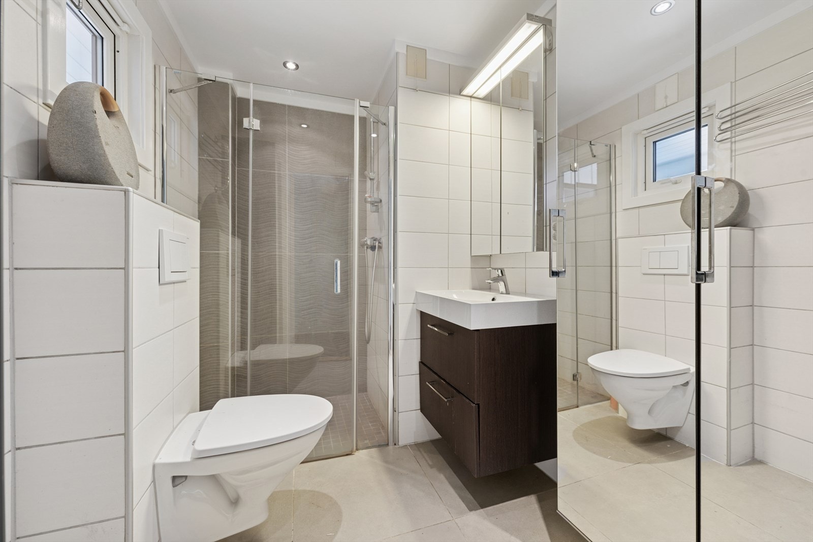 I 1. etasje finnes et lyst og pent flislagt bad fra 2013 med elektriske varmekabler i gulvet. Galleribilde