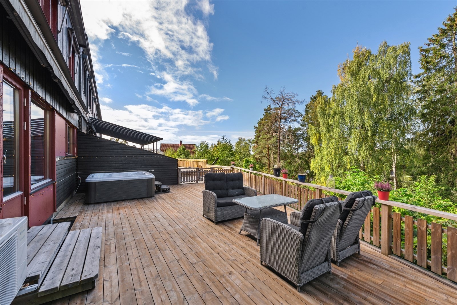 Eiendommen er en del av Bekkensten boligsameie, som består av 43 boligseksjoner. Galleribilde