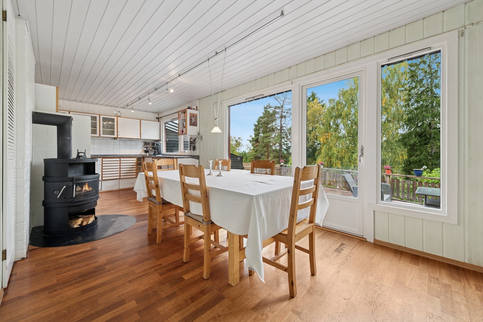 Ved kjøkkenet er det god plass til en stor spisegruppe hvor hele familien kan samles. Ved spisestuen er det en peisovn som gir ekstra varme og hygge på kalde dager. Galleribilde