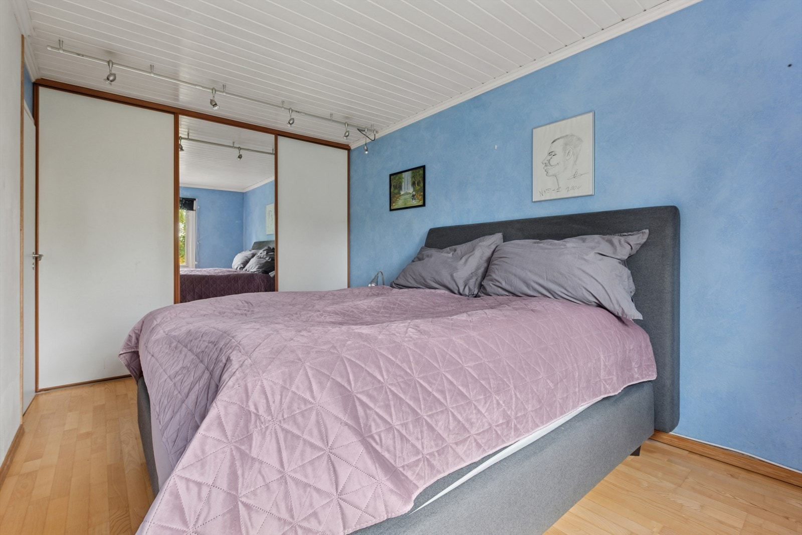 Det ene soverommet har godt med oppbevaringsplass i skyvedørsgarderobe. Galleribilde