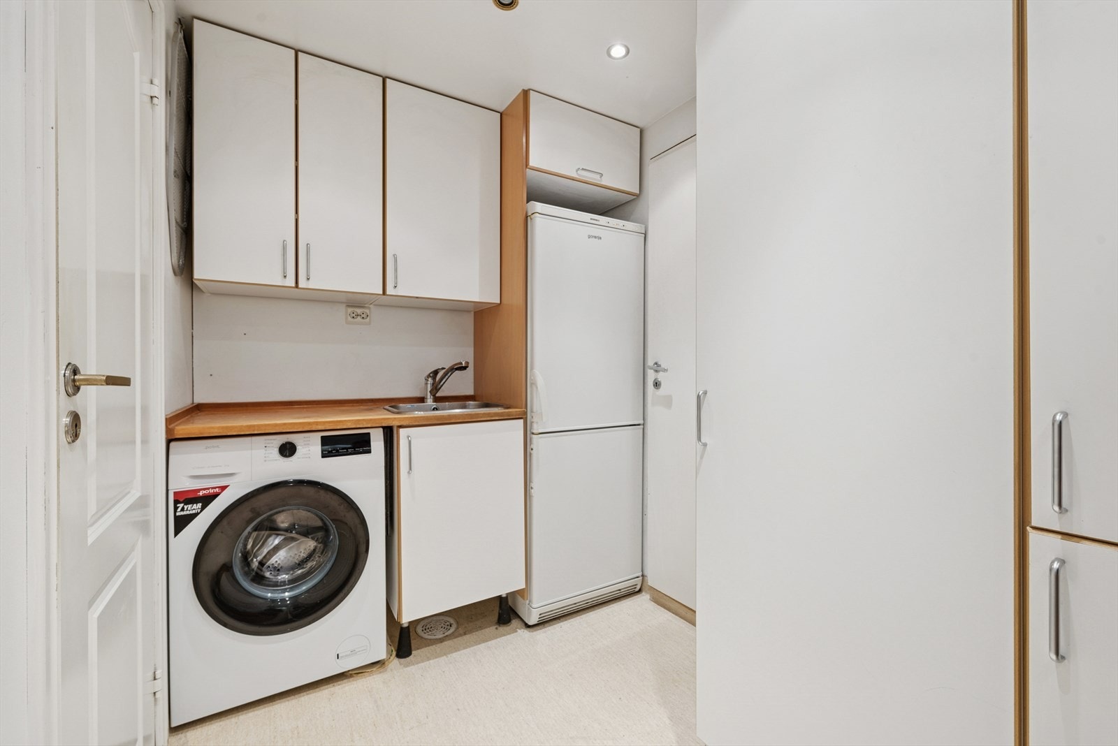 Like ved kjøkkenet er det et praktisk vaskerom. Galleribilde