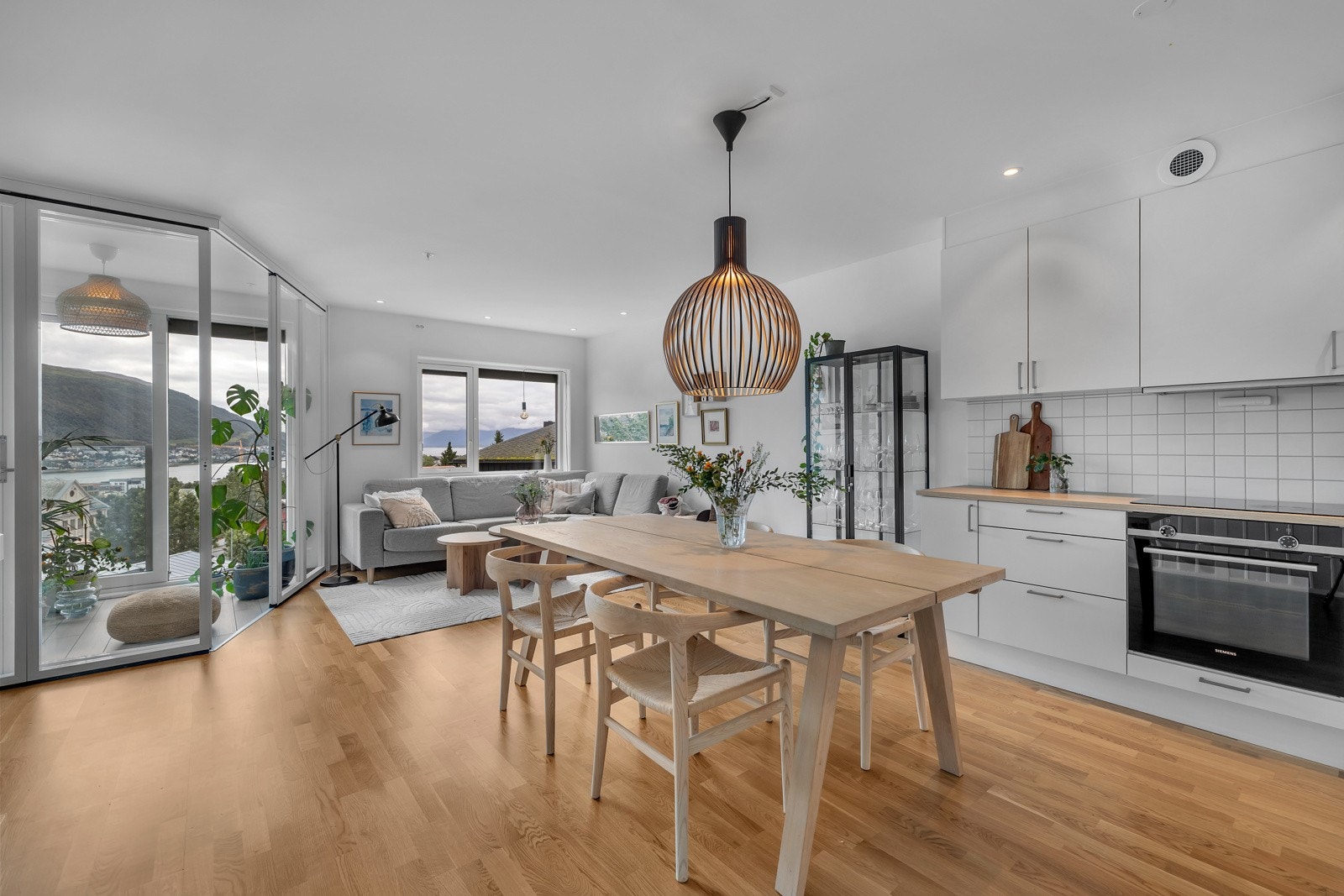 Moderne, pent og godt utrustet kjøkken Galleribilde