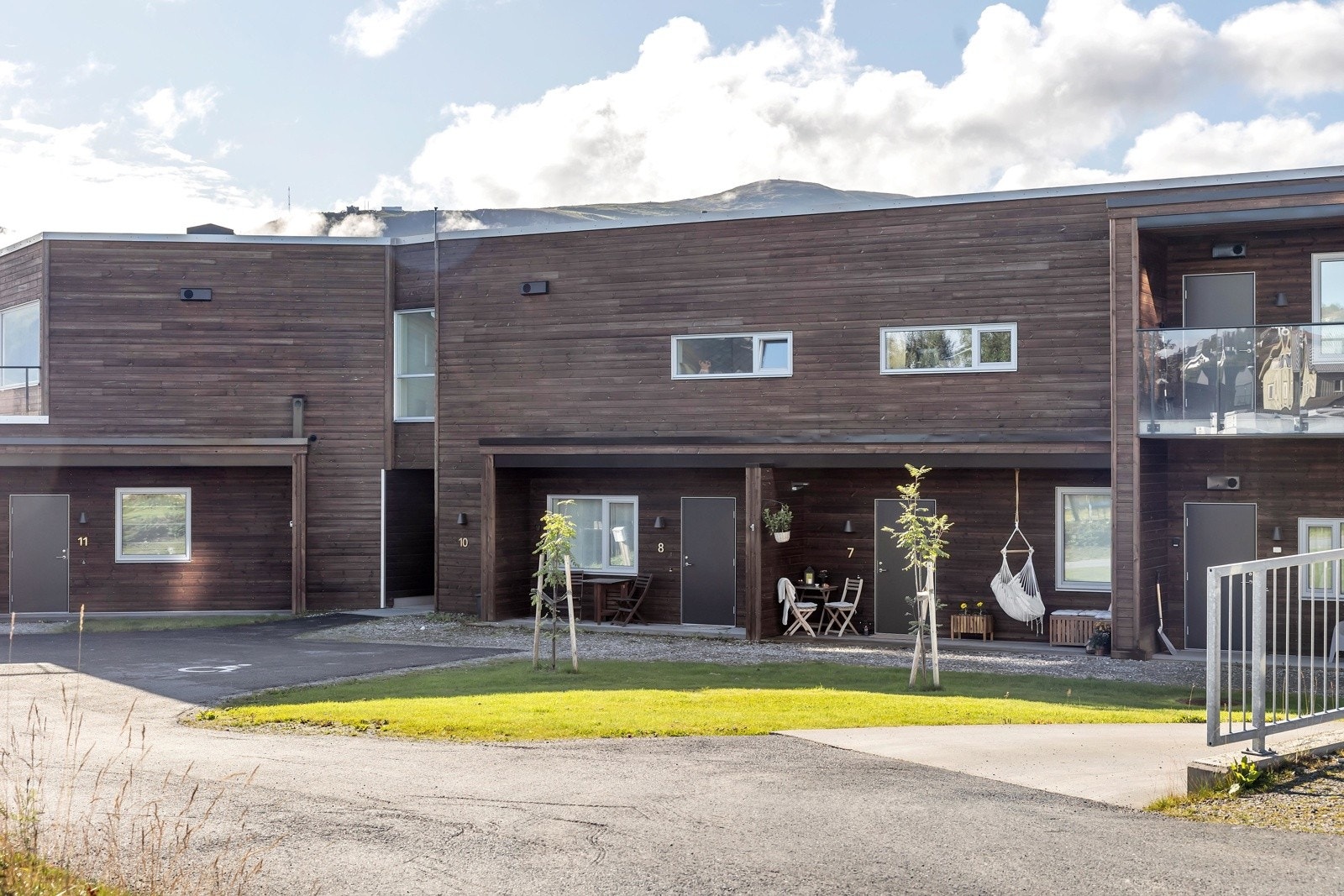 Uteområdene er pent opparbeidet med plen og adkomster Galleribilde