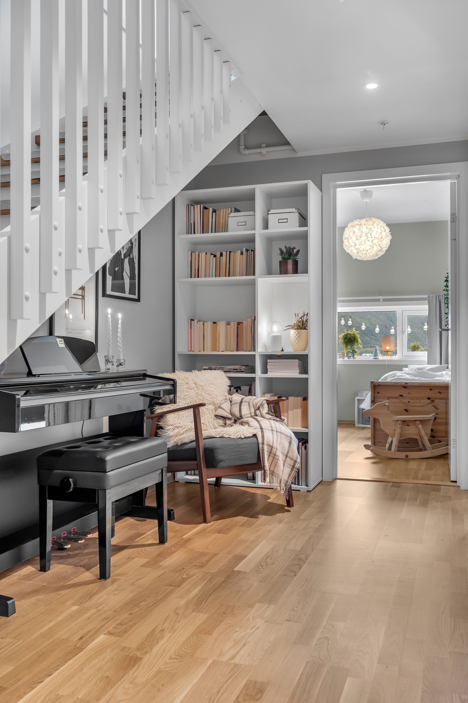 Koselig plass under trappa som f.eks. kan nyttes som TV-stue, kontor o.l. Galleribilde