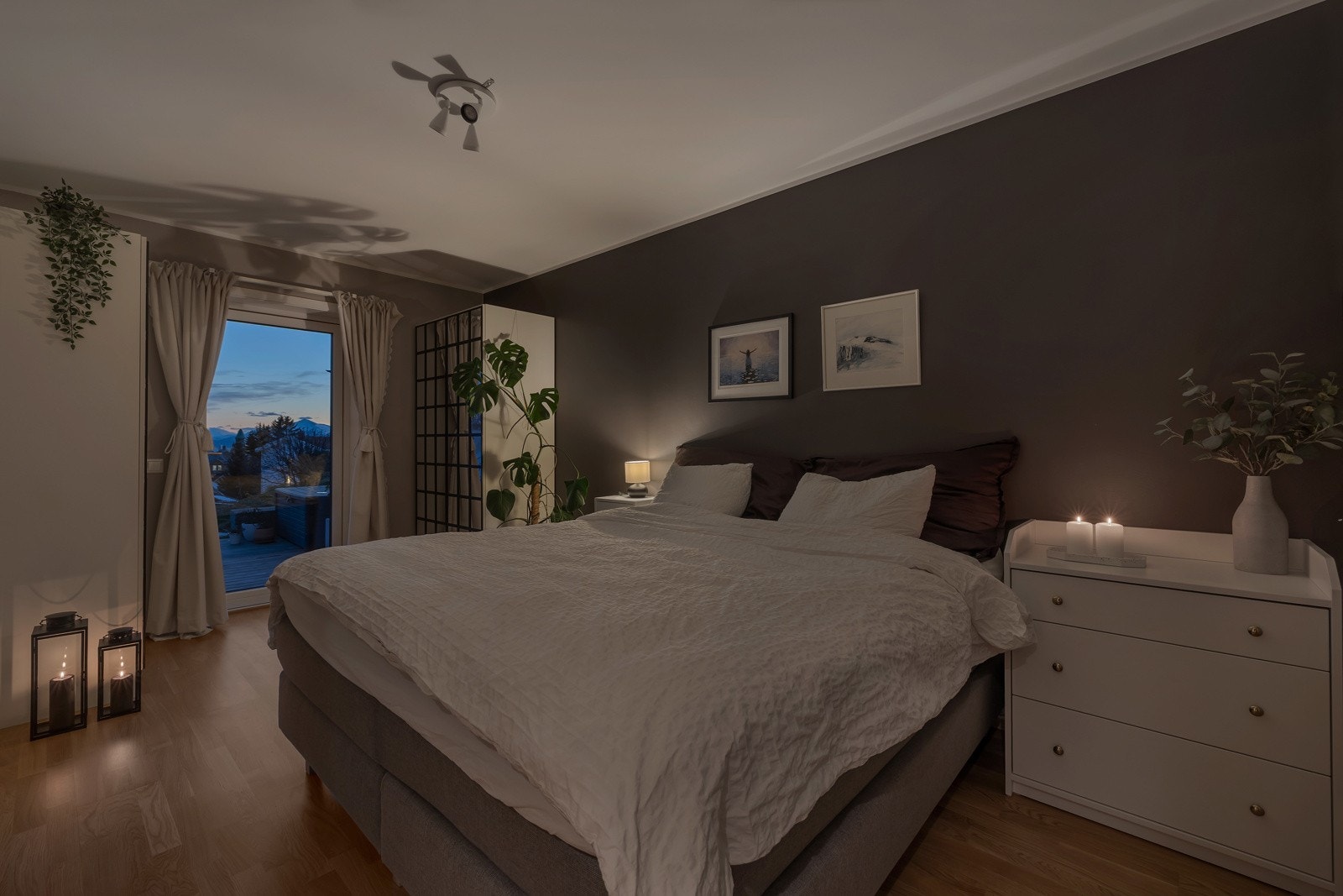 I u. etasjen finner du bl.a. hovedsoverommet som er av god størrelse og som har adgang til bod/walk-in garderobe Galleribilde