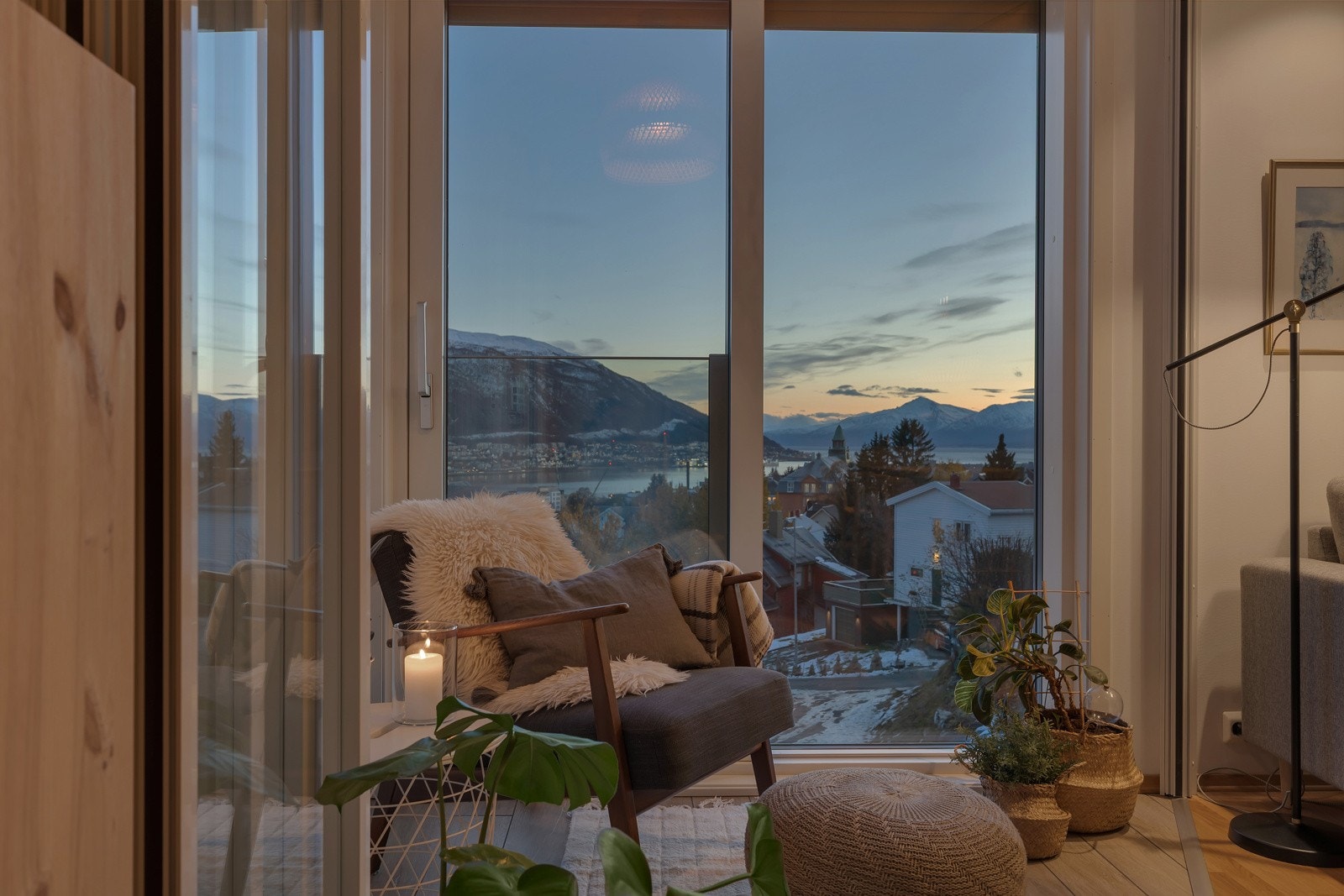 Storhaugen 7 er en flott 4-roms townhouseleilighet som bl.a. byr på fantastisk sørvendt utsikt Galleribilde