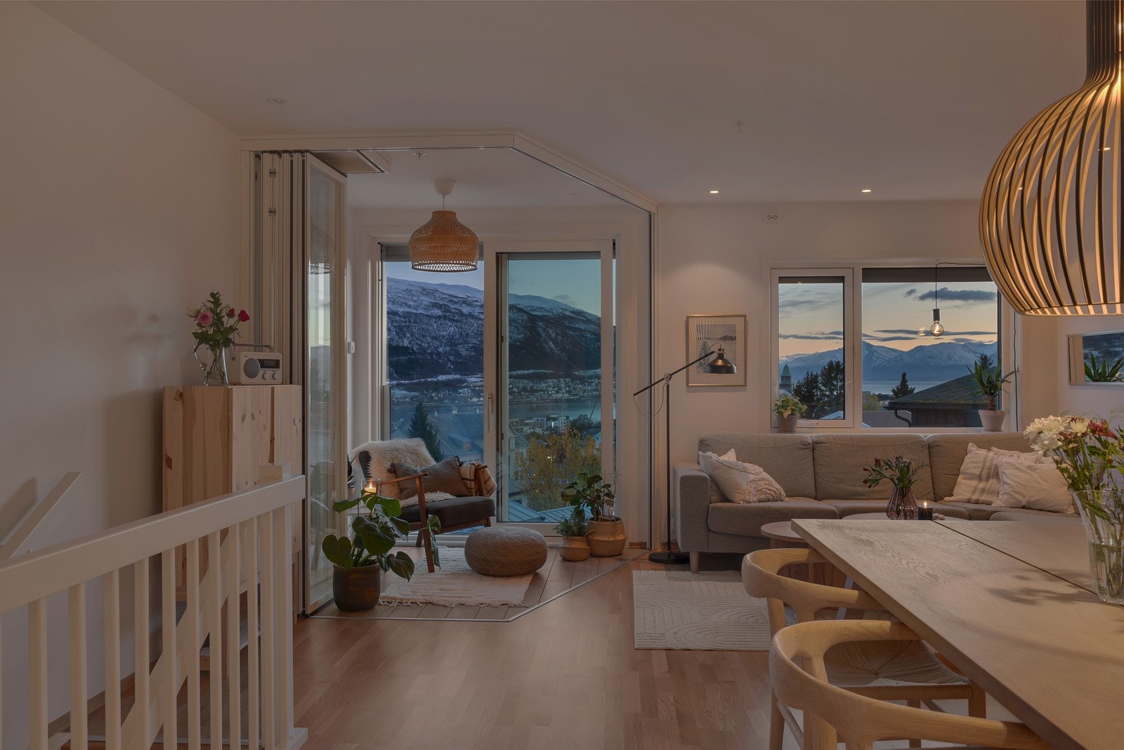 Stue og kjøkken er i allromsløsning! - Et sosialt og fint rom med store vindusflater i utsiktsretning Galleribilde