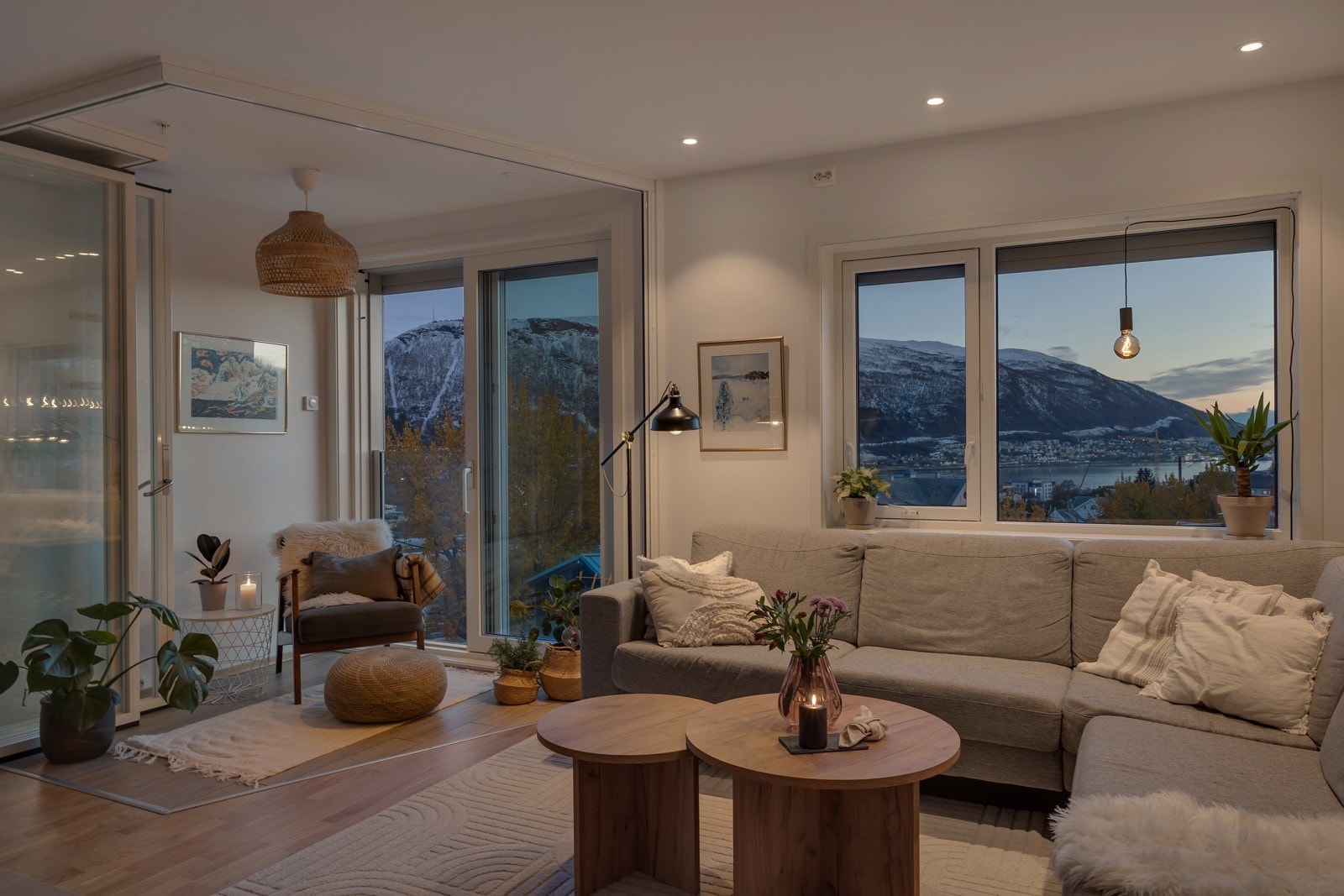 I den ene delen av stua er det liten vinterhage med innfellbare glassdører Galleribilde