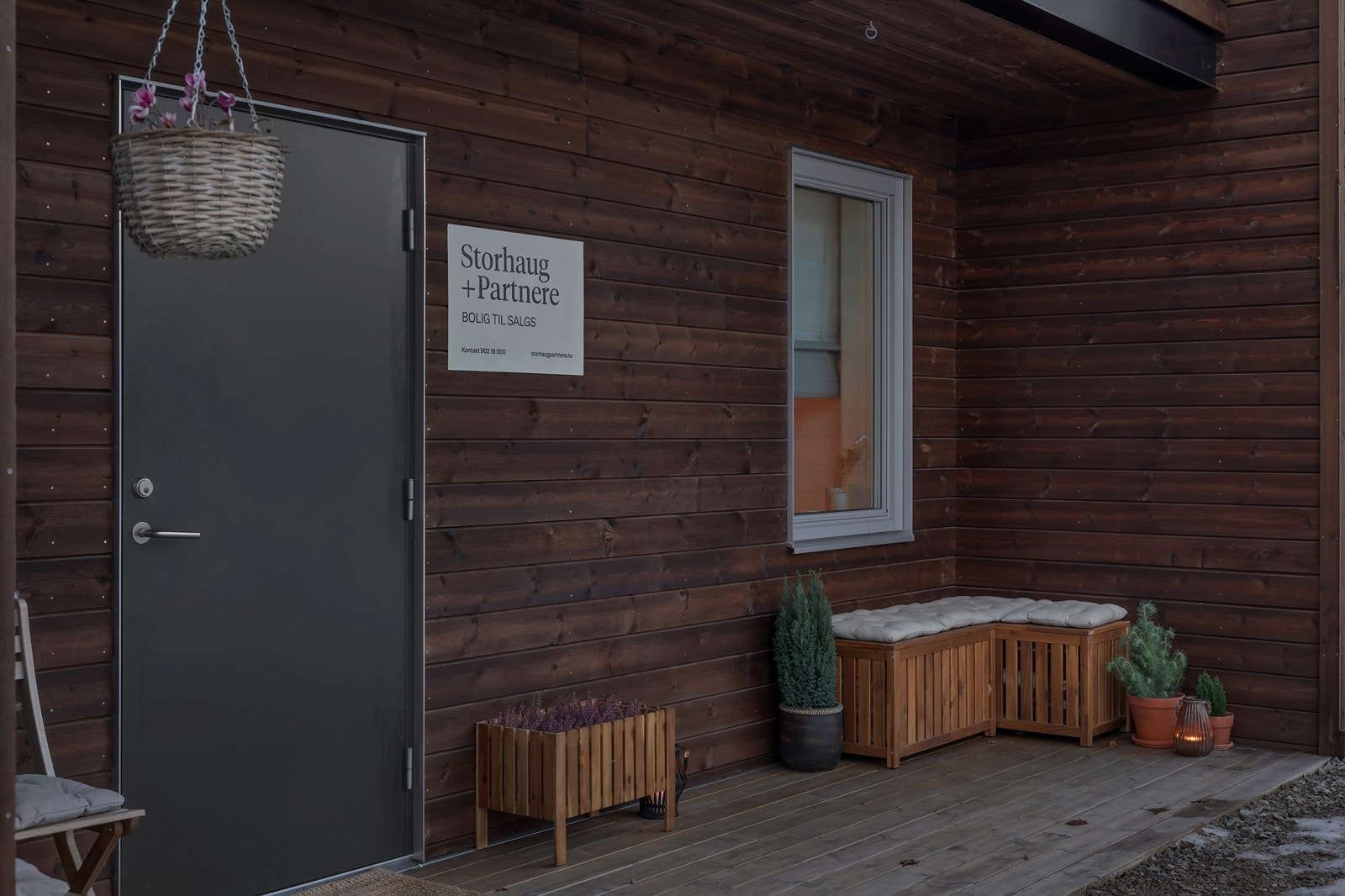 Leiligheten har eget overbygget inngangsparti Galleribilde